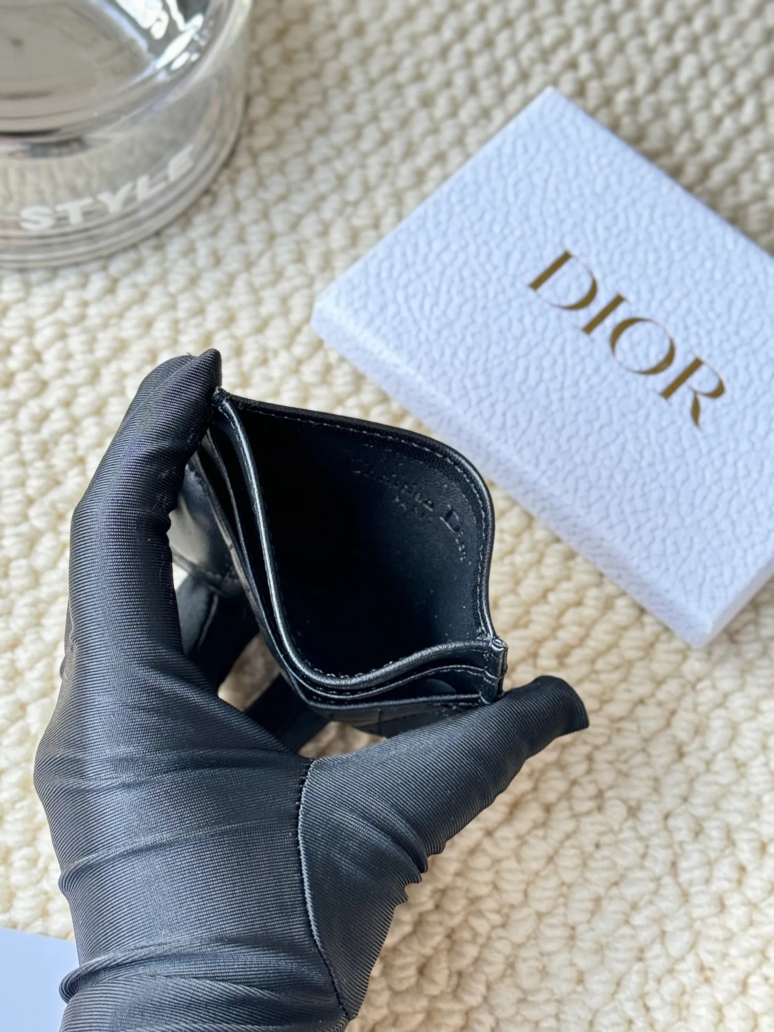💰100LadyDior Sheepskin No.: S0974OVRB M81B T Lady Dior five-compartment card holder Product description: The color is as shown in the picture. This Lady Dior five-compartment card holder is new this season, elegant and practical. Crafted from cloudy blue patent cow leather, decorated with cannage pattern topstitching and embellished with a removable D.I.O.R. charm. Elegant and sophisticated, it has five card slots, suitable for various occasions, and can be combined with other Lady Dior