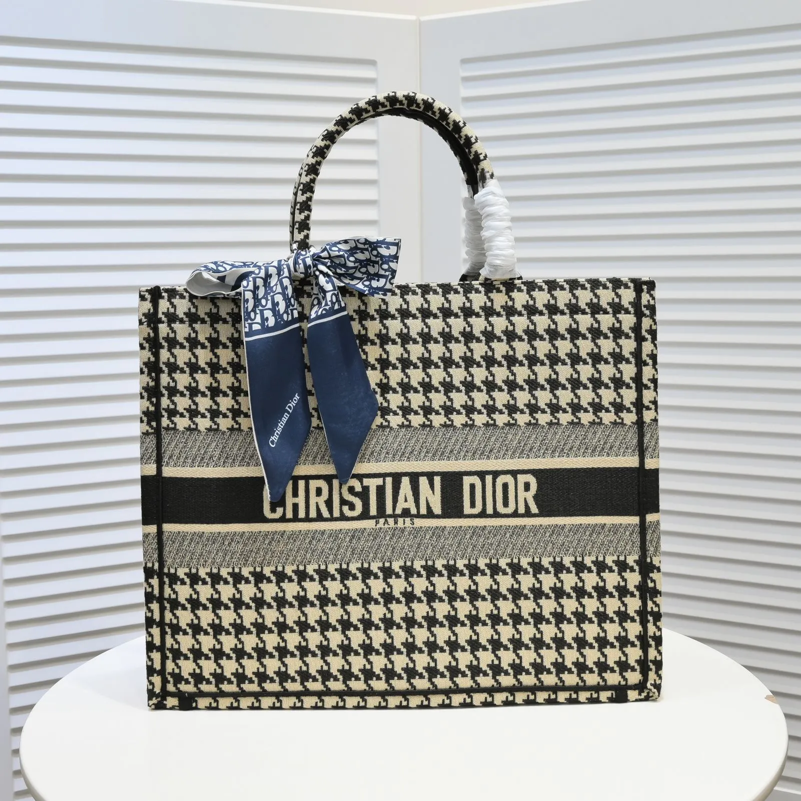 💰440￥Original single cloth with silk scarf Large size🔥 Embroidered edge🔜Dior new shopping bag at Dior counter! Counters are updated simultaneously! Limited edition of the same style as the stars! Super stylish! Imported fabric👍high-end quality! You can go in and out of the counters at will without any pressure! The first choice for going out with super large capacity👍 Model: 8033 Size: 41*14*32cm
