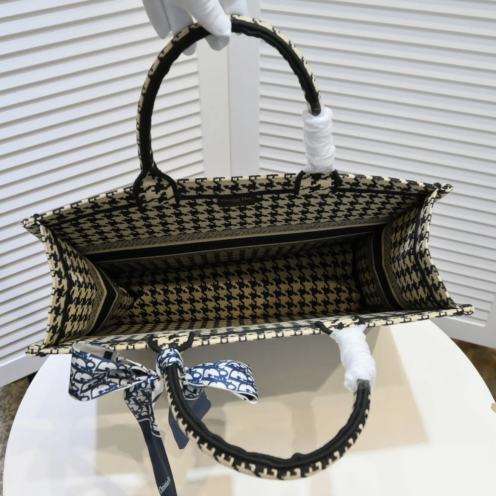 💰440￥Original single cloth with silk scarf Large size🔥 Embroidered edge🔜Dior new shopping bag at Dior counter! Counters are updated simultaneously! Limited edition of the same style as the stars! Super stylish! Imported fabric👍high-end quality! You can go in and out of the counters at will without any pressure! The first choice for going out with super large capacity👍 Model: 8033 Size: 41*14*32cm