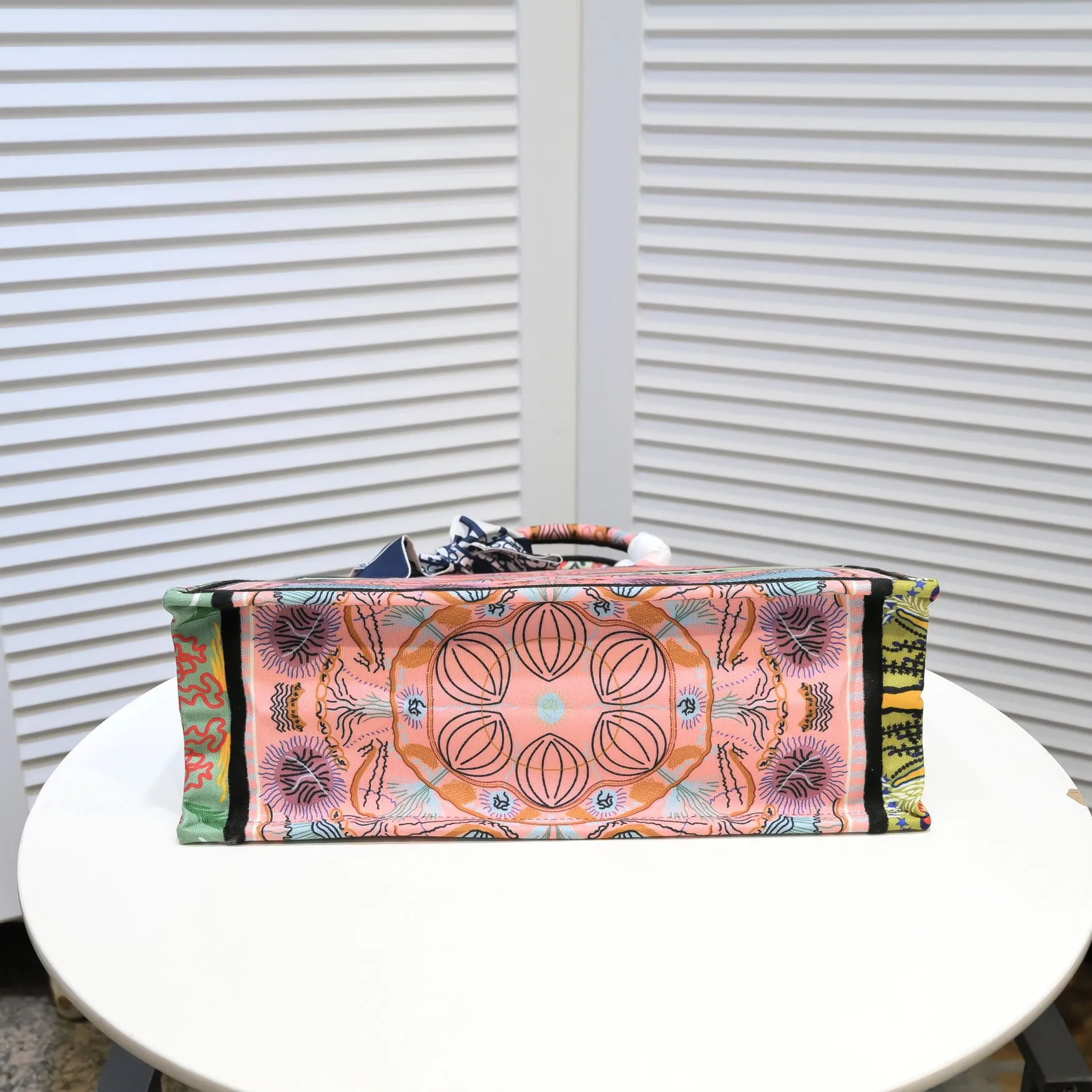 💰360￥With silk scarf, large size🔥 embroidered edge🔜Dior new shopping bag at Dior counter! Counters are updated simultaneously! Limited edition of the same style as the stars! Super stylish! Imported fabric👍high-end quality! You can go in and out of the counters at will without any pressure! The first choice for going out with super large capacity👍 Model: 8033 Size: 41*14*32cm