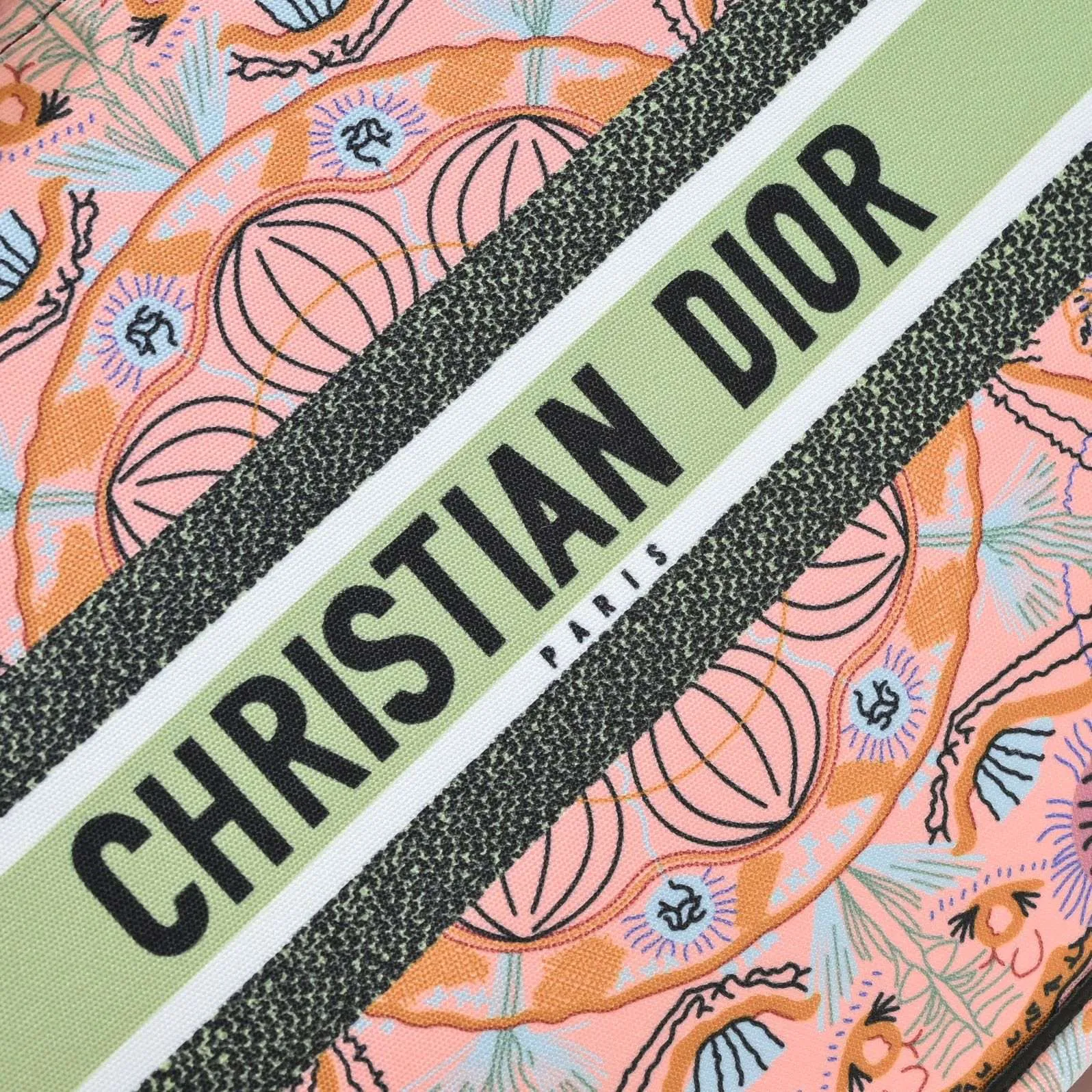 💰360￥With silk scarf, large size🔥 embroidered edge🔜Dior new shopping bag at Dior counter! Counters are updated simultaneously! Limited edition of the same style as the stars! Super stylish! Imported fabric👍high-end quality! You can go in and out of the counters at will without any pressure! The first choice for going out with super large capacity👍 Model: 8033 Size: 41*14*32cm