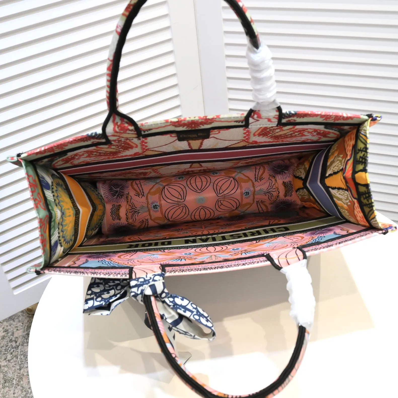 💰360￥With silk scarf, large size🔥 embroidered edge🔜Dior new shopping bag at Dior counter! Counters are updated simultaneously! Limited edition of the same style as the stars! Super stylish! Imported fabric👍high-end quality! You can go in and out of the counters at will without any pressure! The first choice for going out with super large capacity👍 Model: 8033 Size: 41*14*32cm