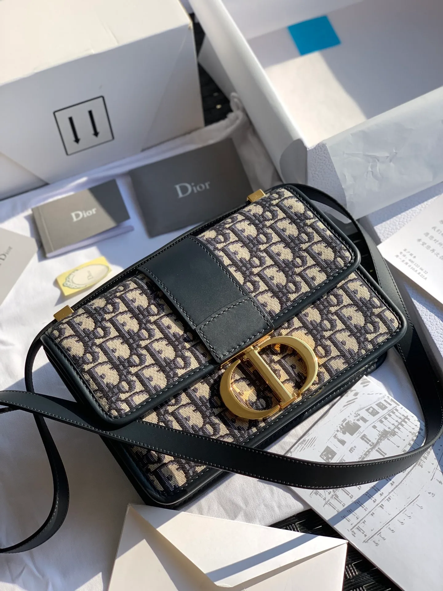 Top upgraded version 💰1500 Dimensions 24 x 17 x 8 CM This bag lover must be familiar with it! D’s popular Montaigne bag, a bag owned by celebrities and fashionistas! We have sold a lot of this bag. The shape of the entire bag, the unique 3D effect of the Oblique jacquard canvas, the high-grade imported brass hardware buckles, and every inch of wiring are the same as those at the counters! Dear friends, you can feel the quality by taking a look at the real photos. The price of this product will be very high after it changes hands. Good products have their own temperament!