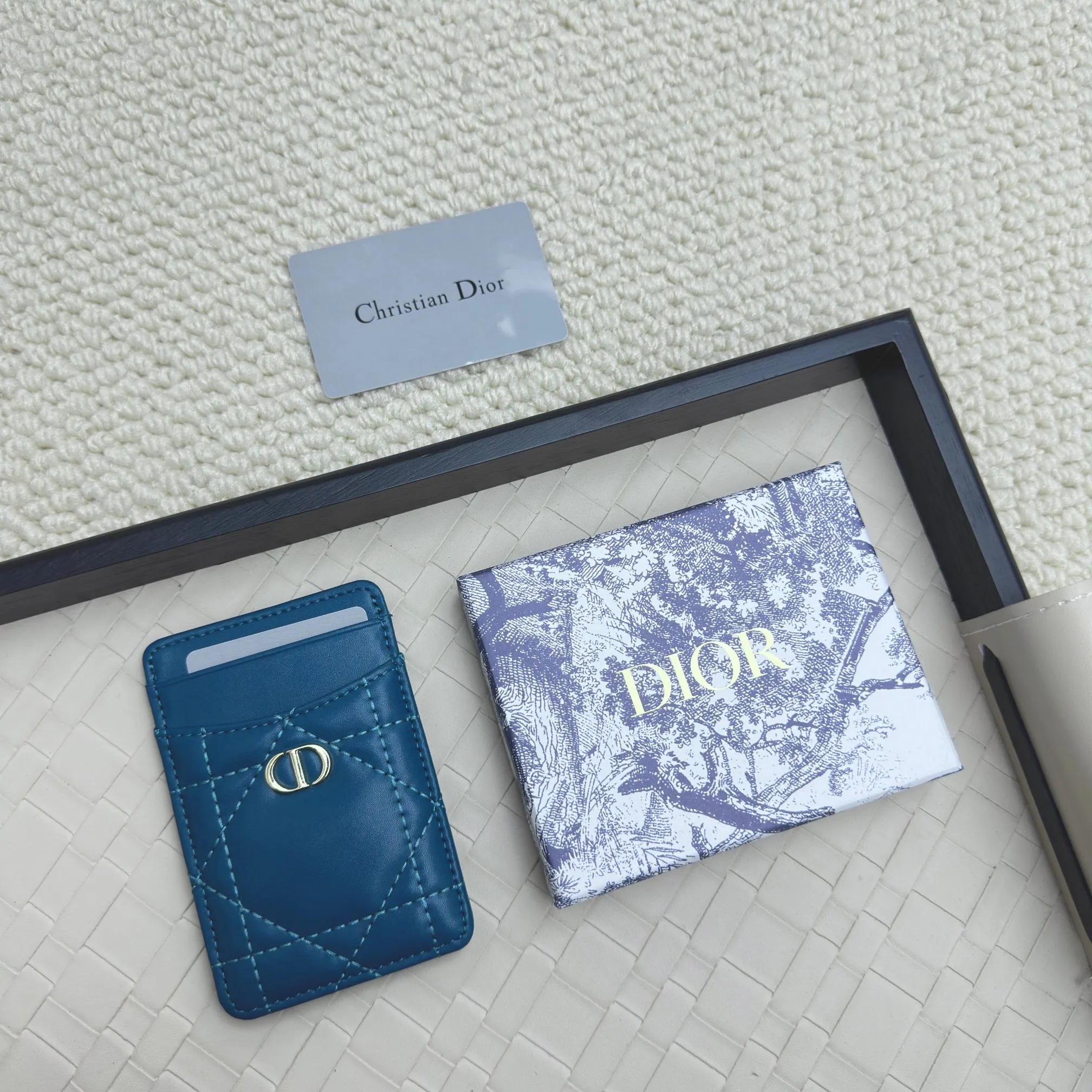 💰100 Dior's new card holder Size: 11*7.5*1, model 2379. It is carefully made of soft cowhide, decorated with cannage pattern topstitching, and embellished with the "CD" logo on the front. Elegant and refined,