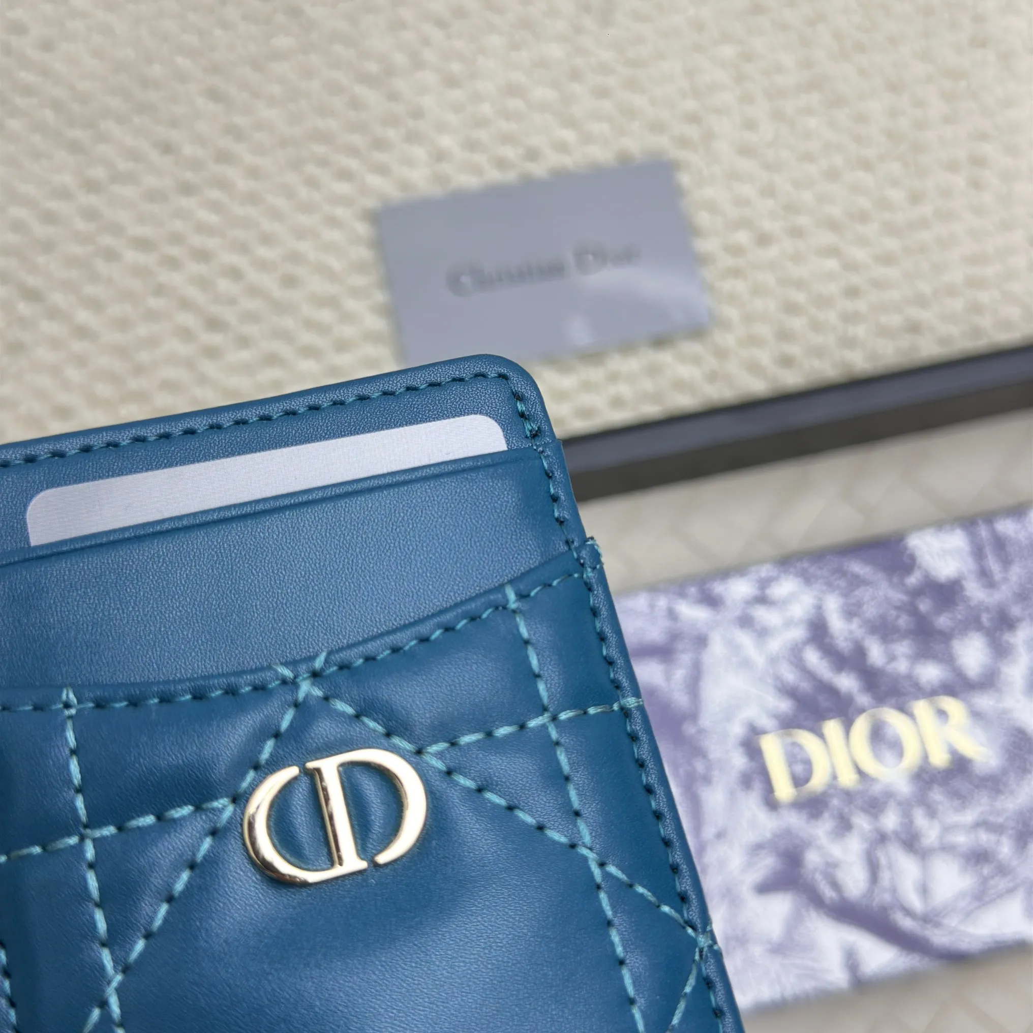 💰100 Dior's new card holder Size: 11*7.5*1, model 2379. It is carefully made of soft cowhide, decorated with cannage pattern topstitching, and embellished with the "CD" logo on the front. Elegant and refined,