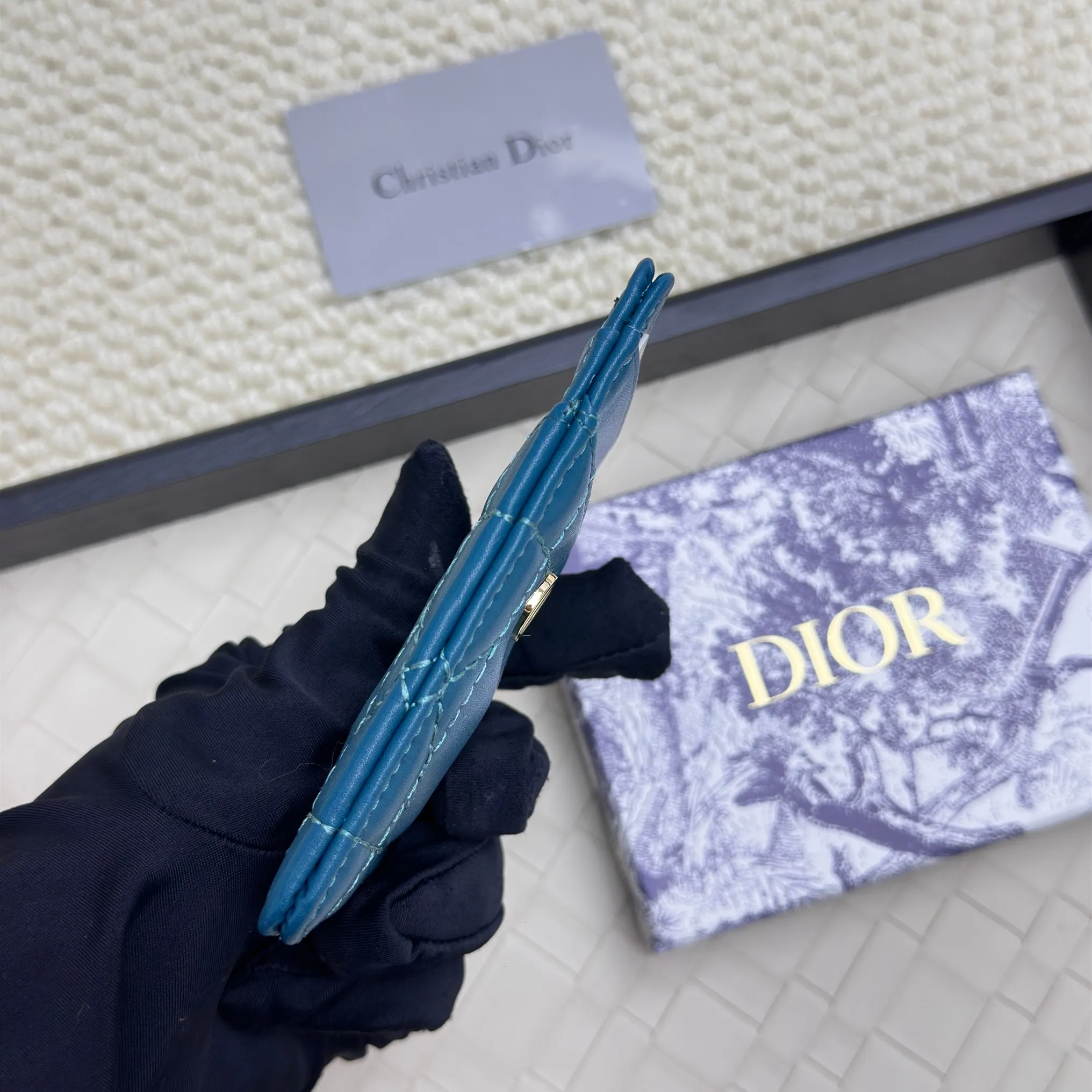 💰100 Dior's new card holder Size: 11*7.5*1, model 2379. It is carefully made of soft cowhide, decorated with cannage pattern topstitching, and embellished with the "CD" logo on the front. Elegant and refined,