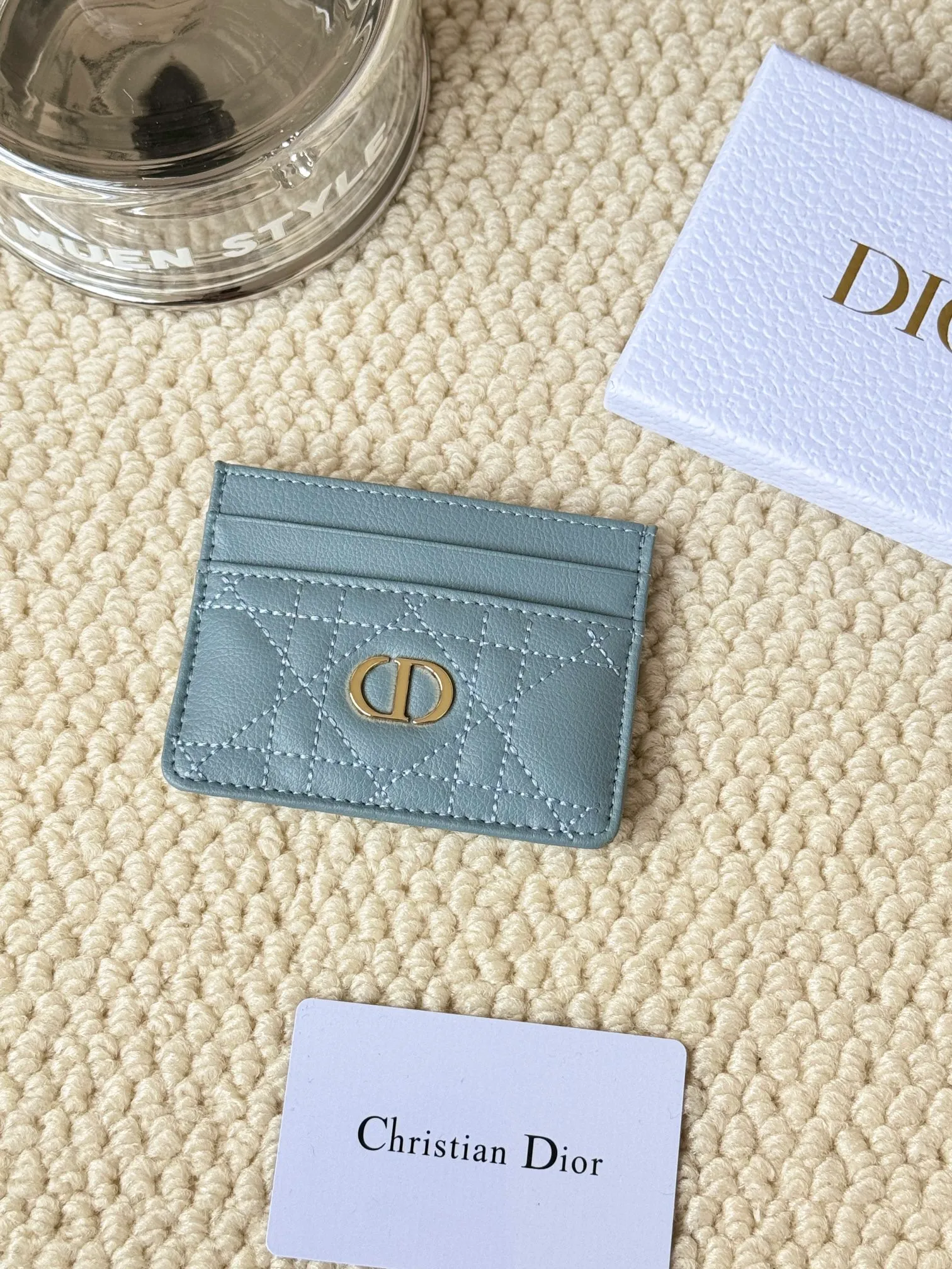 💰100 No.: S5130 Carefully crafted from soft cowhide, decorated with cannage pattern topstitching and embellished with the "CD" logo on the front. Elegant and sophisticated, it has five card slots and is suitable for various occasions. Size: 10.5*7.5cm Dior Caro five-compartment card holder is a new product this season, elegant and practical.