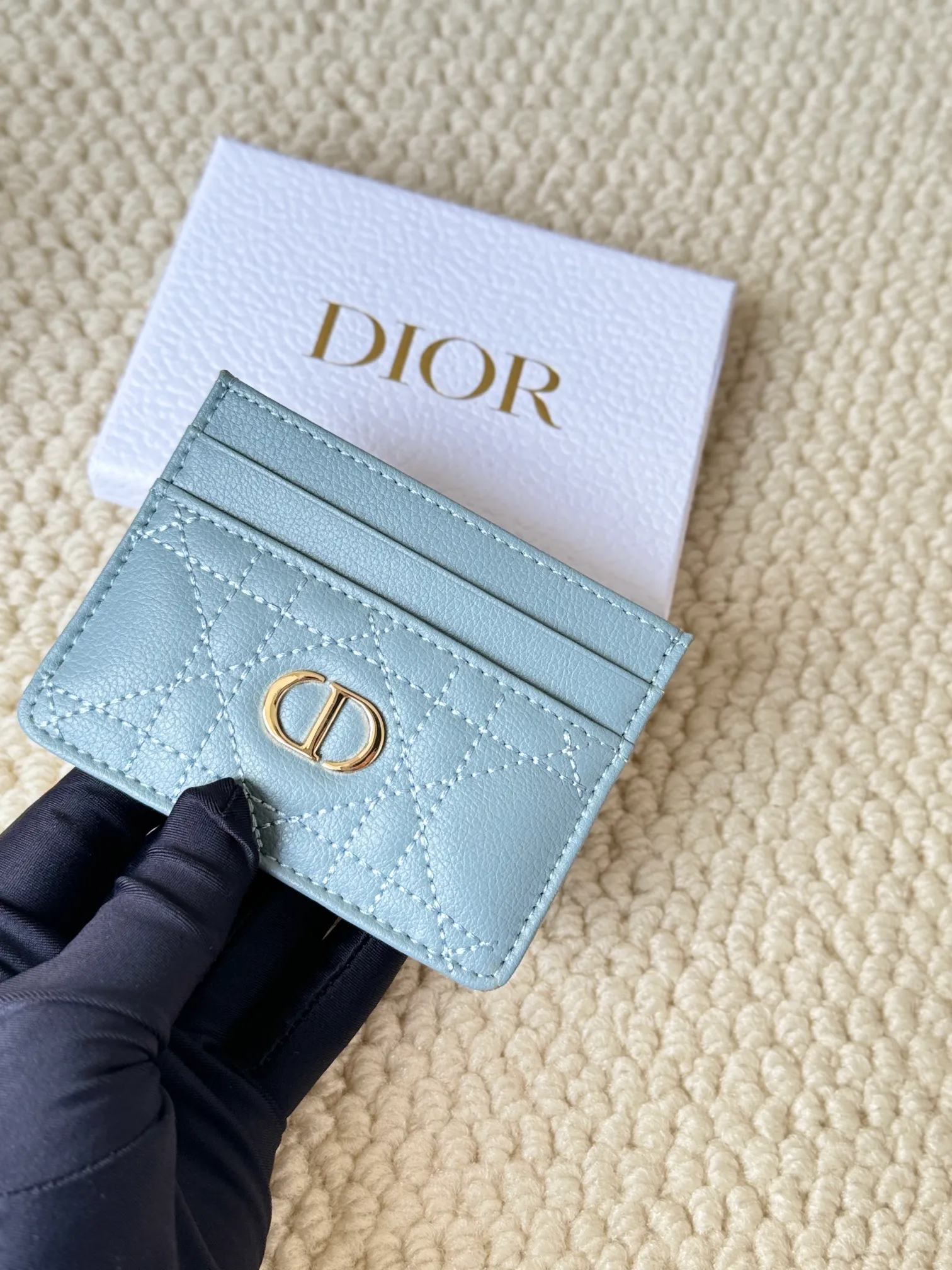 💰100 No.: S5130 Carefully crafted from soft cowhide, decorated with cannage pattern topstitching and embellished with the "CD" logo on the front. Elegant and sophisticated, it has five card slots and is suitable for various occasions. Size: 10.5*7.5cm Dior Caro five-compartment card holder is a new product this season, elegant and practical.