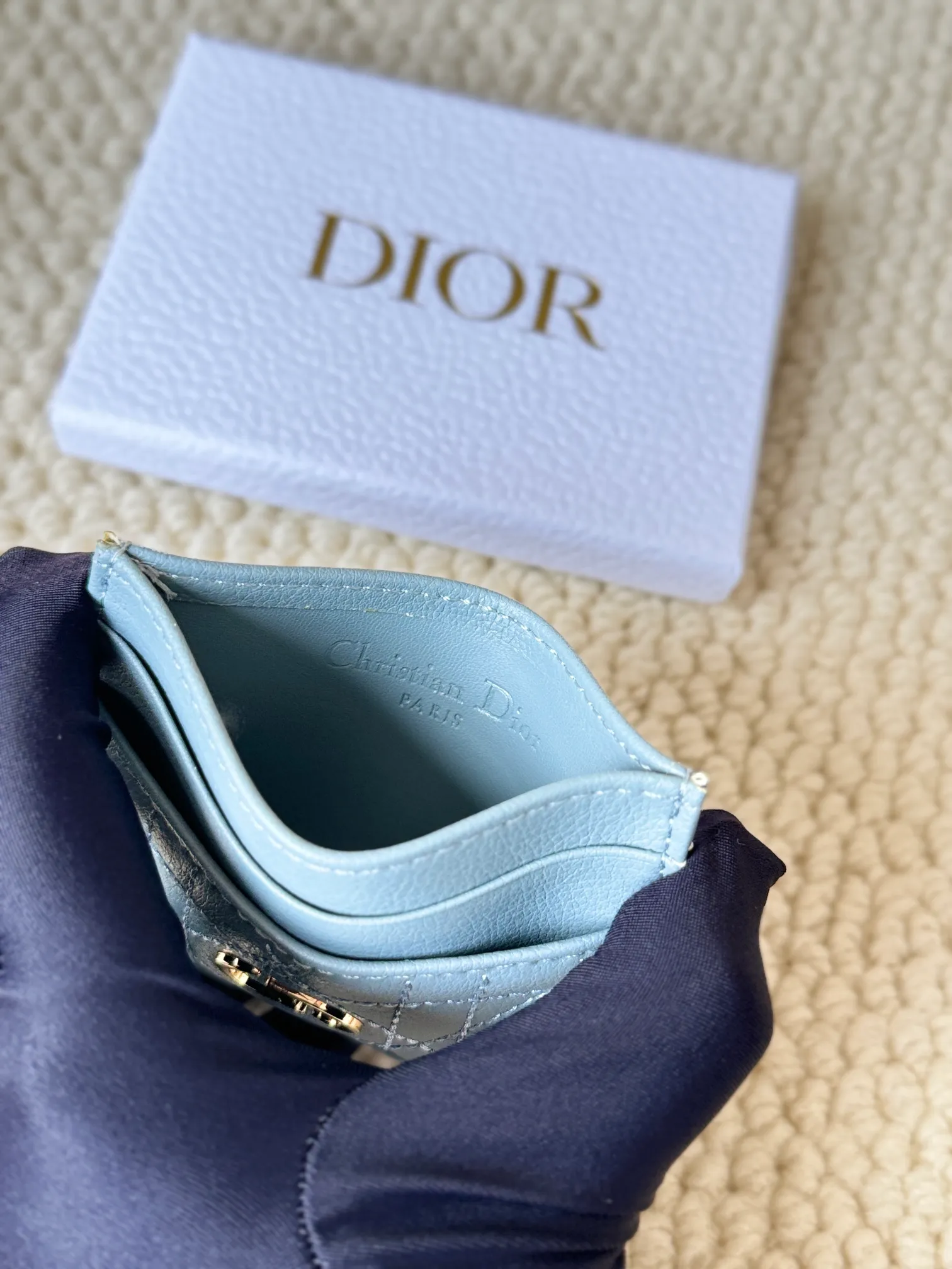 💰100 No.: S5130 Carefully crafted from soft cowhide, decorated with cannage pattern topstitching and embellished with the "CD" logo on the front. Elegant and sophisticated, it has five card slots and is suitable for various occasions. Size: 10.5*7.5cm Dior Caro five-compartment card holder is a new product this season, elegant and practical.
