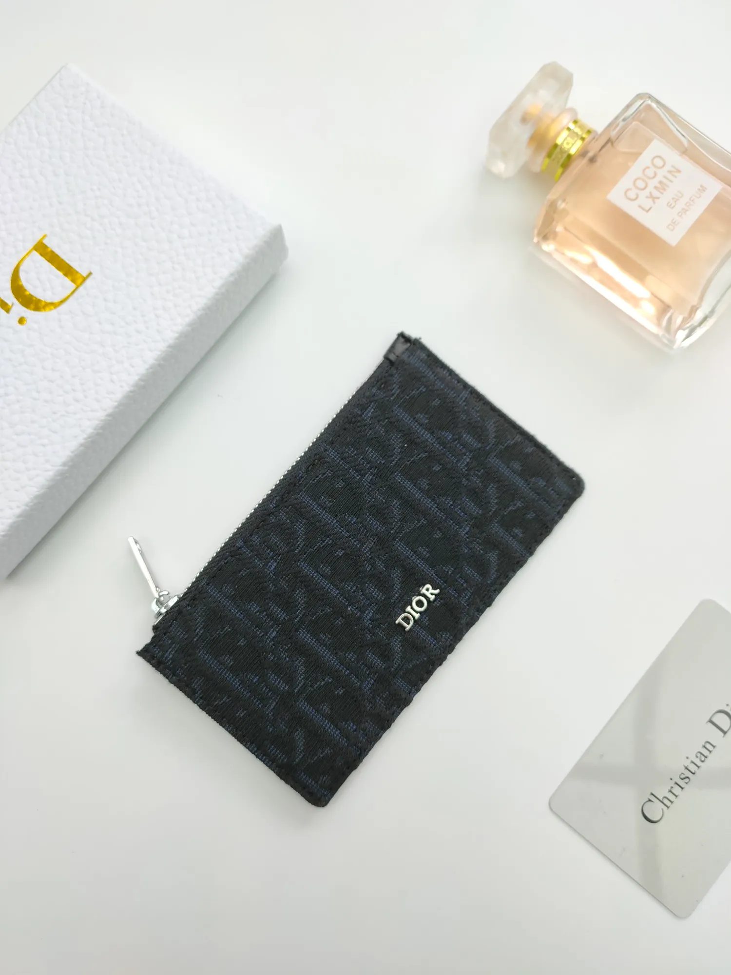 ￥100💰 The Dior zipper card holder is carefully made of Oblique printed fabric👏🏻 Decorated with black grained cow leather and "DIOR" logo🌺 There is a zipper compartment on the top and four card slots on the back. Style number: 250 Size: 13.2*7.5cm