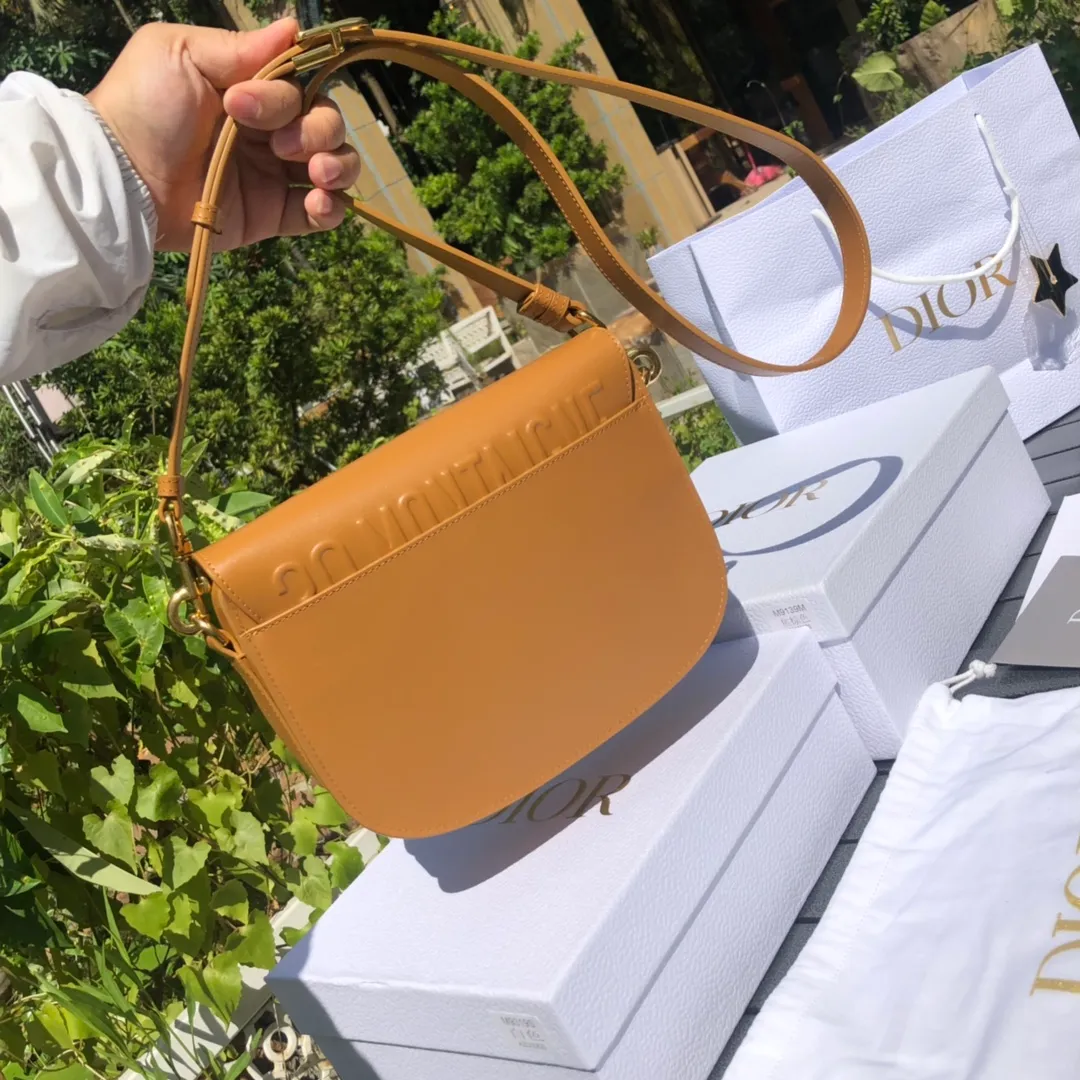 Top upgraded version 💰1760 Medium size: 22×17×6cm Dior Bobby’s new product is available from overseas channels! The new Dior saddle bag has finally arrived❗️This model is carefully made of camel-colored smooth cow leather, and the interior is designed with suede, which is soft and rich in texture. It has a flip-top magnetic buckle design and a "CD" buckle on the front as decoration. With a detachable and adjustable shoulder strap embellished with a military-style buckle, it can be worn on the shoulder, cross-body or handheld.