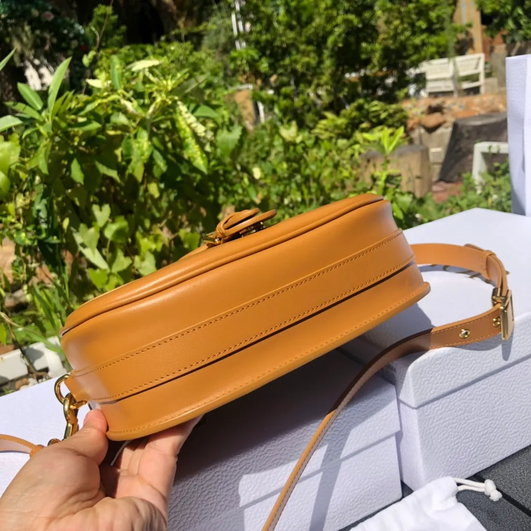 Top upgraded version 💰1760 Medium size: 22×17×6cm Dior Bobby’s new product is available from overseas channels! The new Dior saddle bag has finally arrived❗️This model is carefully made of camel-colored smooth cow leather, and the interior is designed with suede, which is soft and rich in texture. It has a flip-top magnetic buckle design and a "CD" buckle on the front as decoration. With a detachable and adjustable shoulder strap embellished with a military-style buckle, it can be worn on the shoulder, cross-body or handheld.