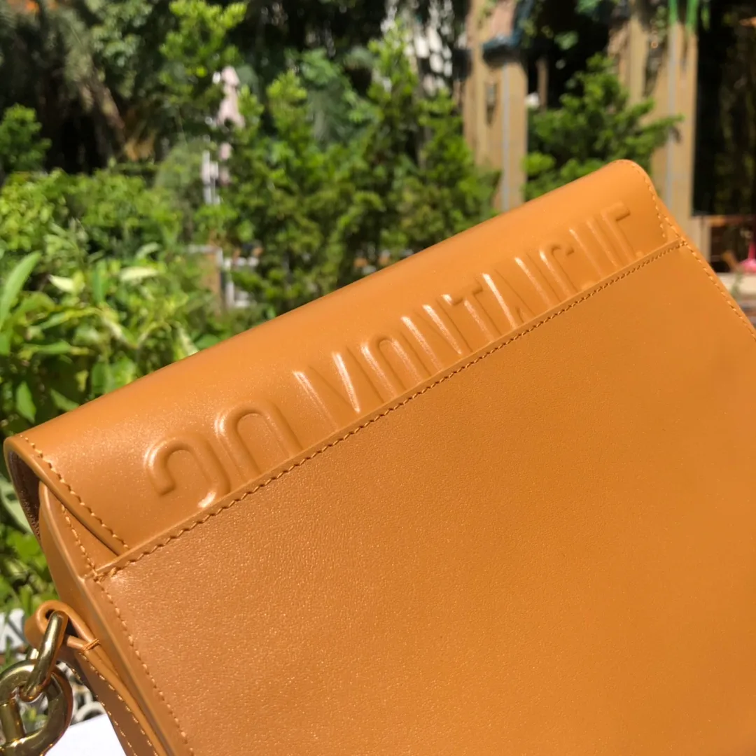 Top upgraded version 💰1760 Medium size: 22×17×6cm Dior Bobby’s new product is available from overseas channels! The new Dior saddle bag has finally arrived❗️This model is carefully made of camel-colored smooth cow leather, and the interior is designed with suede, which is soft and rich in texture. It has a flip-top magnetic buckle design and a "CD" buckle on the front as decoration. With a detachable and adjustable shoulder strap embellished with a military-style buckle, it can be worn on the shoulder, cross-body or handheld.