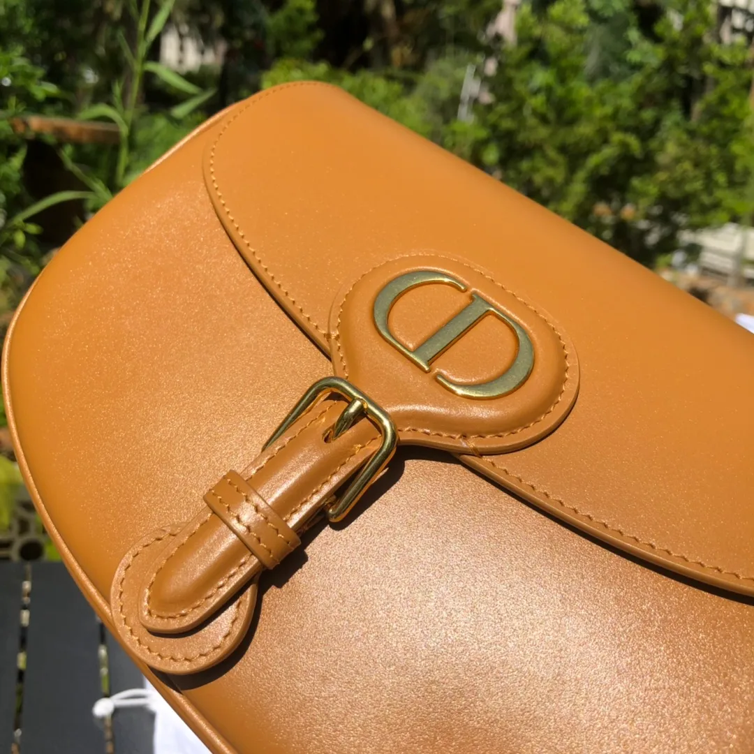 Top upgraded version 💰1760 Medium size: 22×17×6cm Dior Bobby’s new product is available from overseas channels! The new Dior saddle bag has finally arrived❗️This model is carefully made of camel-colored smooth cow leather, and the interior is designed with suede, which is soft and rich in texture. It has a flip-top magnetic buckle design and a "CD" buckle on the front as decoration. With a detachable and adjustable shoulder strap embellished with a military-style buckle, it can be worn on the shoulder, cross-body or handheld.