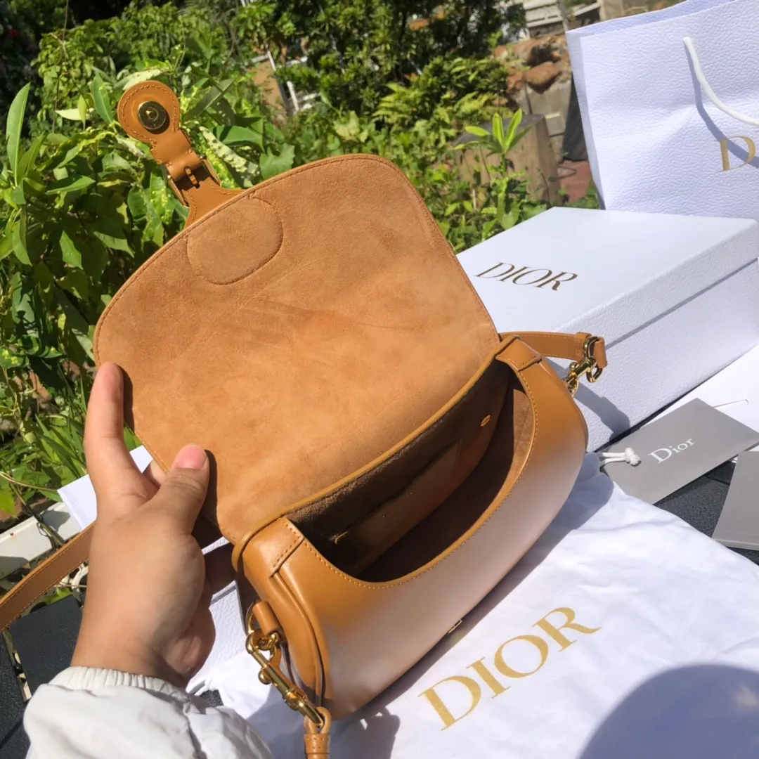 Top upgraded version 💰1760 Medium size: 22×17×6cm Dior Bobby’s new product is available from overseas channels! The new Dior saddle bag has finally arrived❗️This model is carefully made of camel-colored smooth cow leather, and the interior is designed with suede, which is soft and rich in texture. It has a flip-top magnetic buckle design and a "CD" buckle on the front as decoration. With a detachable and adjustable shoulder strap embellished with a military-style buckle, it can be worn on the shoulder, cross-body or handheld.