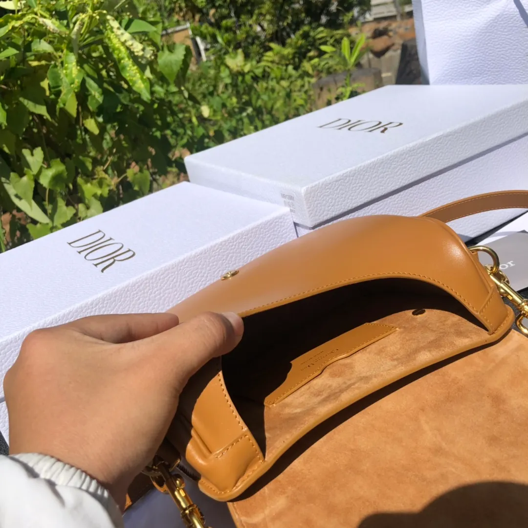 Top upgraded version 💰1760 Medium size: 22×17×6cm Dior Bobby’s new product is available from overseas channels! The new Dior saddle bag has finally arrived❗️This model is carefully made of camel-colored smooth cow leather, and the interior is designed with suede, which is soft and rich in texture. It has a flip-top magnetic buckle design and a "CD" buckle on the front as decoration. With a detachable and adjustable shoulder strap embellished with a military-style buckle, it can be worn on the shoulder, cross-body or handheld.