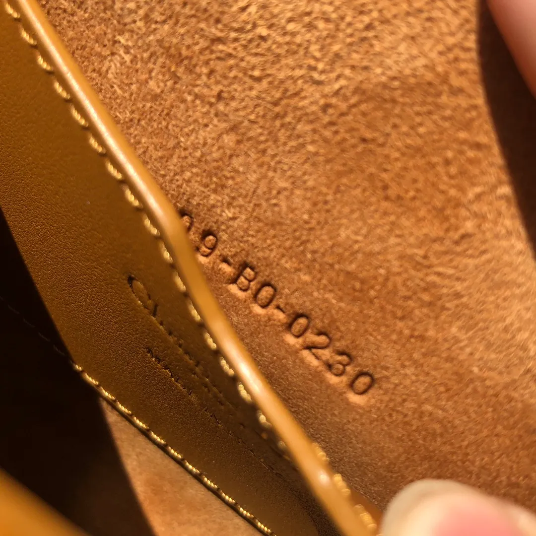 Top upgraded version 💰1760 Medium size: 22×17×6cm Dior Bobby’s new product is available from overseas channels! The new Dior saddle bag has finally arrived❗️This model is carefully made of camel-colored smooth cow leather, and the interior is designed with suede, which is soft and rich in texture. It has a flip-top magnetic buckle design and a "CD" buckle on the front as decoration. With a detachable and adjustable shoulder strap embellished with a military-style buckle, it can be worn on the shoulder, cross-body or handheld.