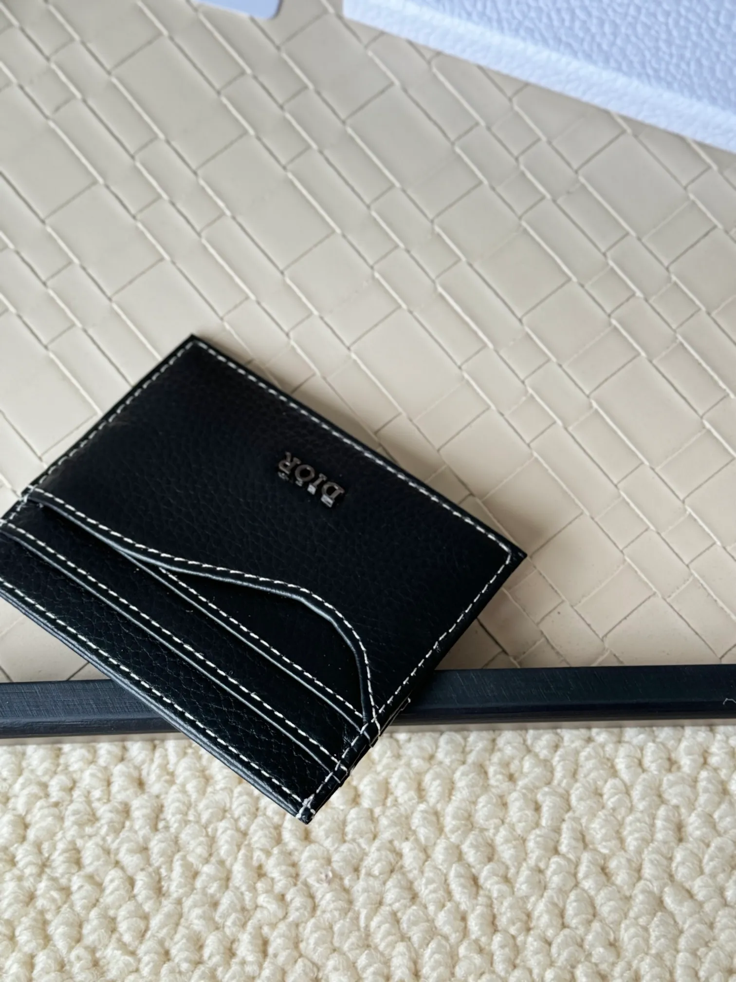 💰110 Men's Dior card holder is elegant and refined😍 Carefully made of cowhide [strong]. There are 3 card slots on each side and 1 card slot on the top, which is exquisite and exquisite in shape. Style number: CH164 Size: 10*8cm