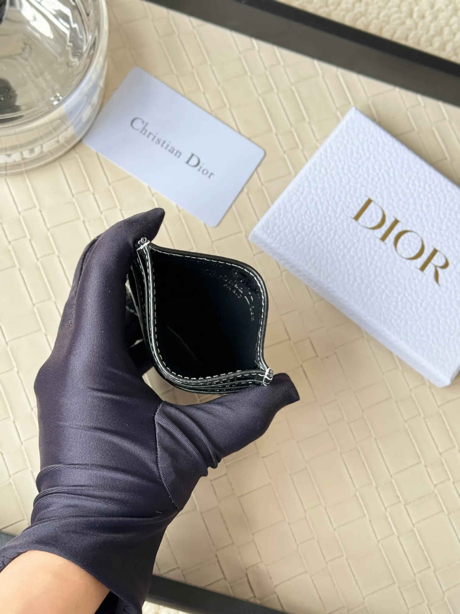 💰110 Men's Dior card holder is elegant and refined😍 Carefully made of cowhide [strong]. There are 3 card slots on each side and 1 card slot on the top, which is exquisite and exquisite in shape. Style number: CH164 Size: 10*8cm