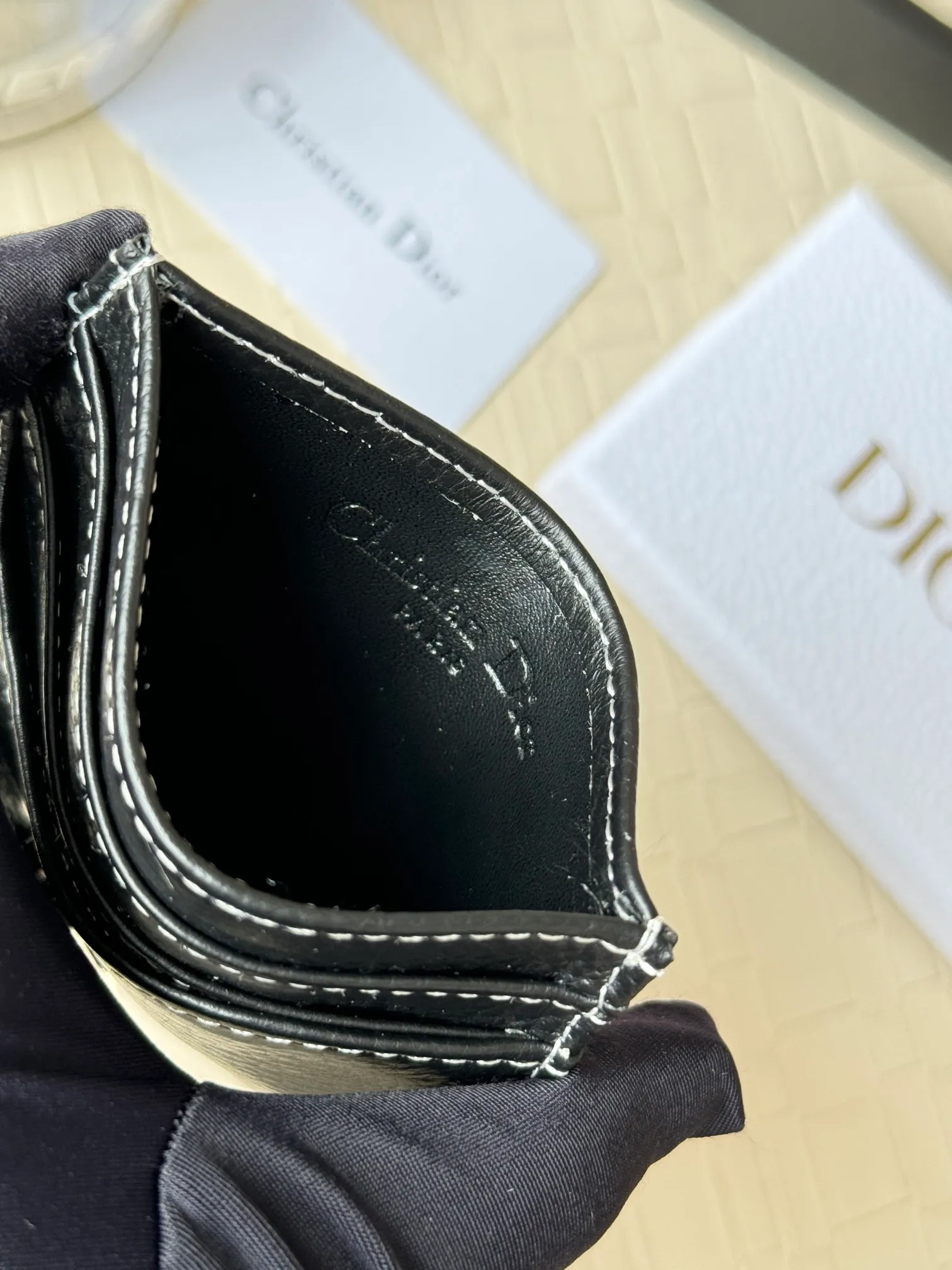 💰110 Men's Dior card holder is elegant and refined😍 Carefully made of cowhide [strong]. There are 3 card slots on each side and 1 card slot on the top, which is exquisite and exquisite in shape. Style number: CH164 Size: 10*8cm