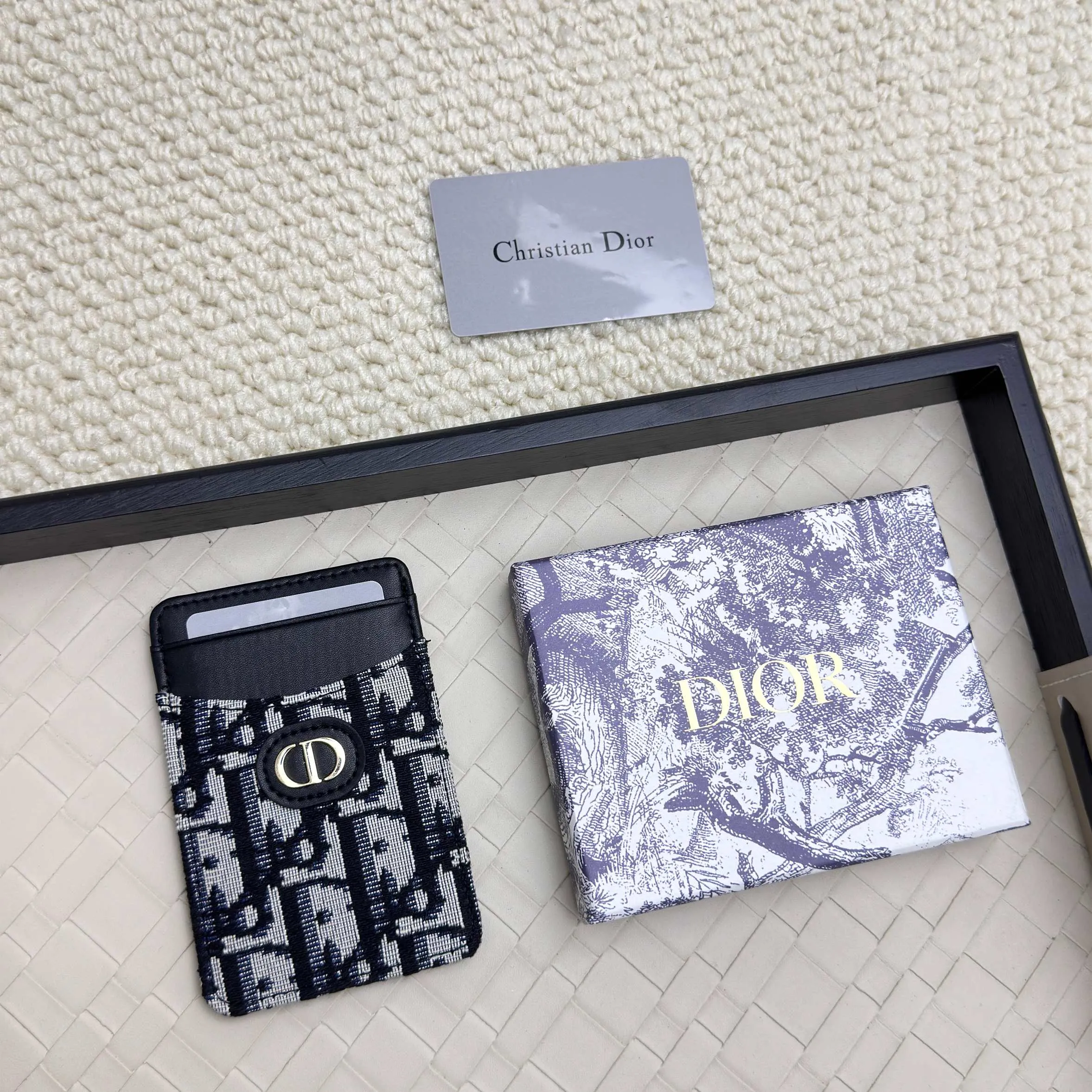 💰100 Dior's new card holder Size: 11*7.5*1, model 2379. It is carefully made of soft cowhide, decorated with cannage pattern topstitching, and embellished with the "CD" logo on the front. Elegant and refined,