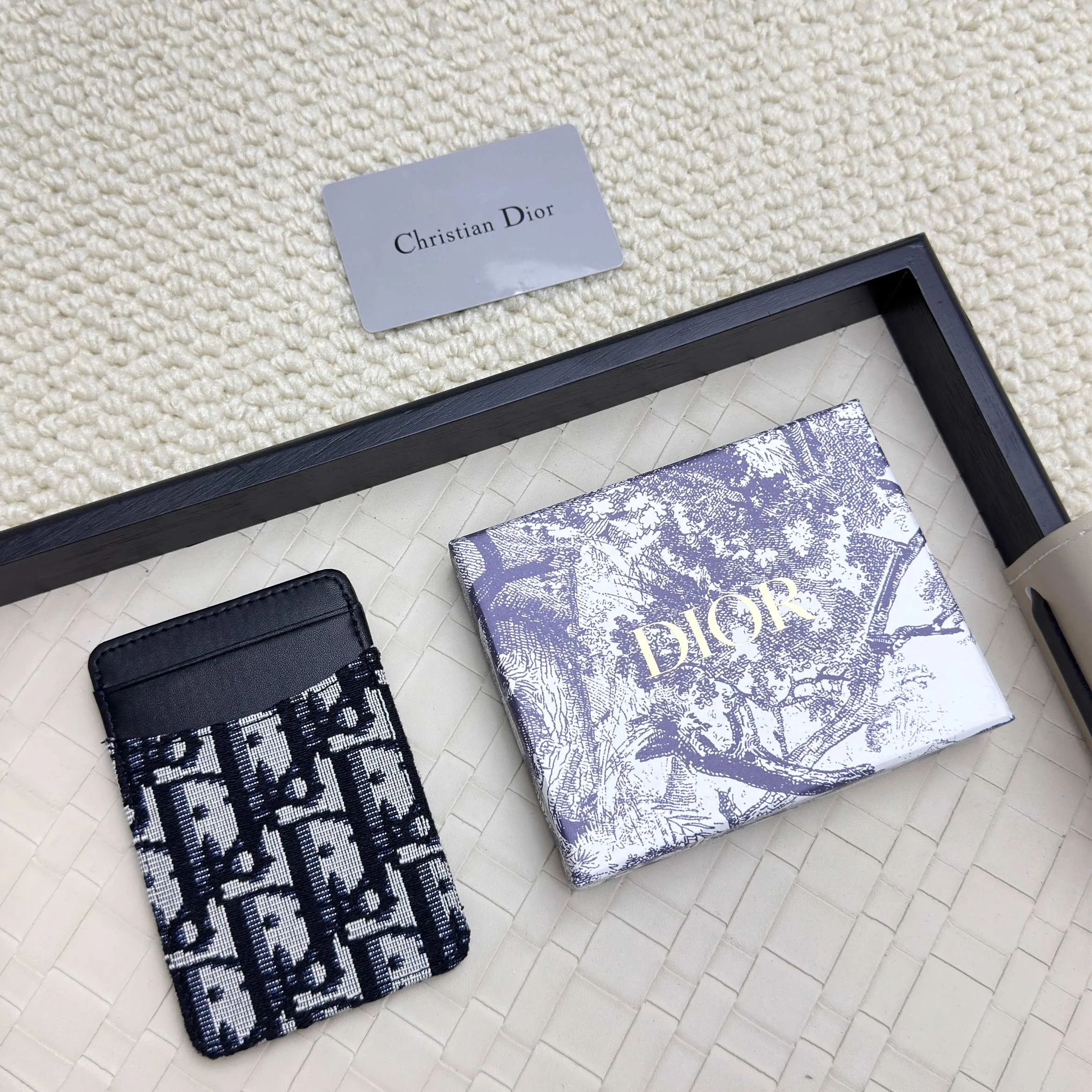 💰100 Dior's new card holder Size: 11*7.5*1, model 2379. It is carefully made of soft cowhide, decorated with cannage pattern topstitching, and embellished with the "CD" logo on the front. Elegant and refined,
