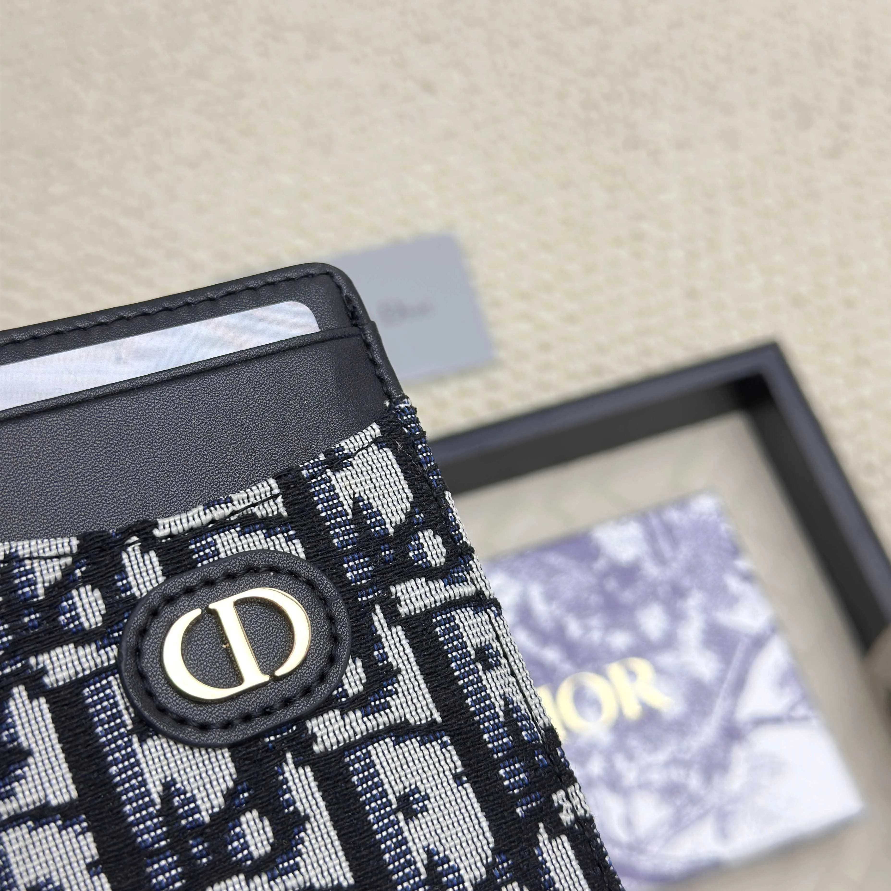💰100 Dior's new card holder Size: 11*7.5*1, model 2379. It is carefully made of soft cowhide, decorated with cannage pattern topstitching, and embellished with the "CD" logo on the front. Elegant and refined,