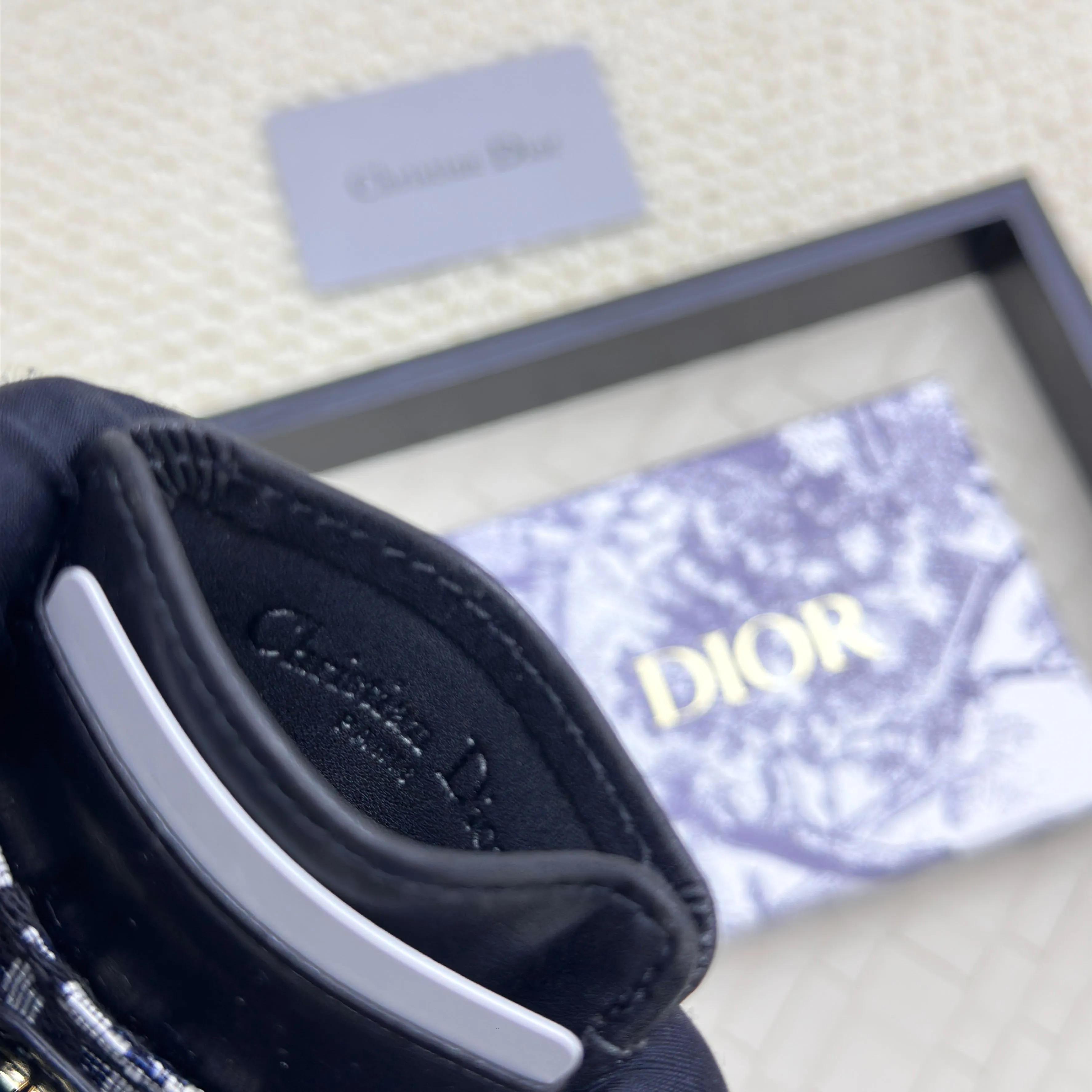 💰100 Dior's new card holder Size: 11*7.5*1, model 2379. It is carefully made of soft cowhide, decorated with cannage pattern topstitching, and embellished with the "CD" logo on the front. Elegant and refined,
