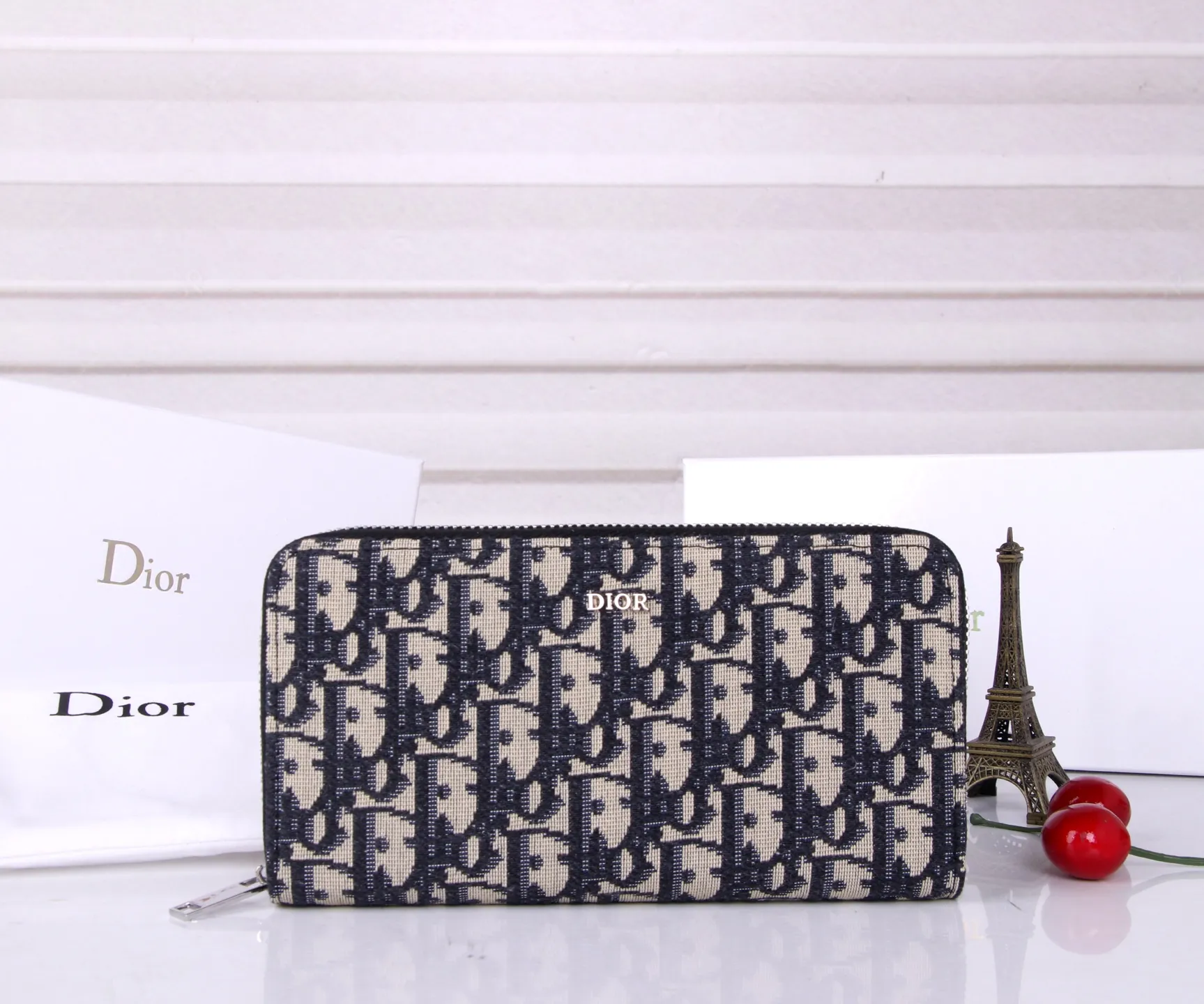 💰P170 Style number: 3302 Brand: Dior Color: Black Size: 19.5*10.5*3 Description: The latest model from Dior counter! Dior long zipper wallet💕💕💕Oblique print❤️ Decorated with "Dior" logo on the front, with first-grain cowhide, large capacity double compartments, 8 card slots plus easy storage 0198