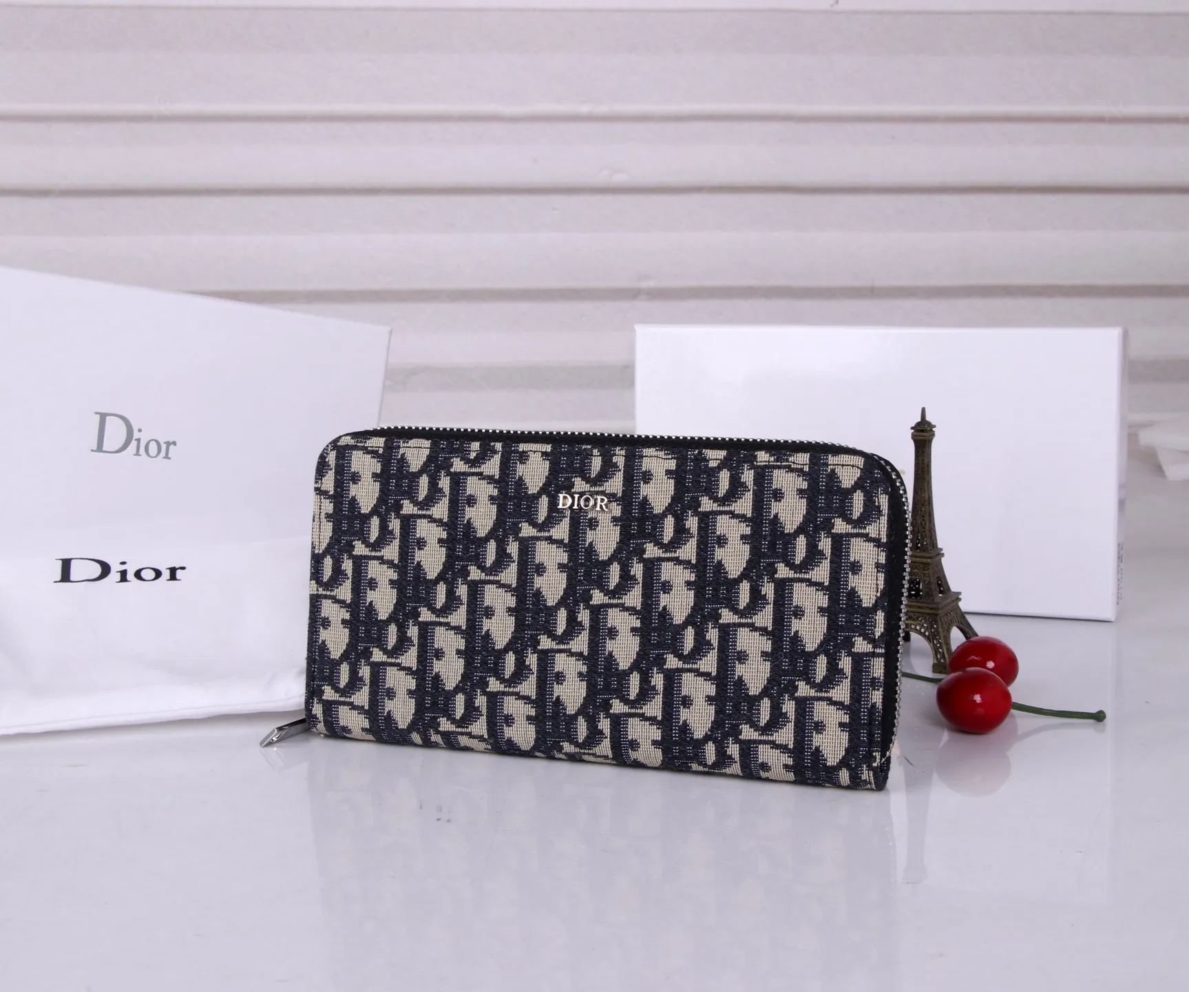 💰P170 Style number: 3302 Brand: Dior Color: Black Size: 19.5*10.5*3 Description: The latest model from Dior counter! Dior long zipper wallet💕💕💕Oblique print❤️ Decorated with "Dior" logo on the front, with first-grain cowhide, large capacity double compartments, 8 card slots plus easy storage 0198