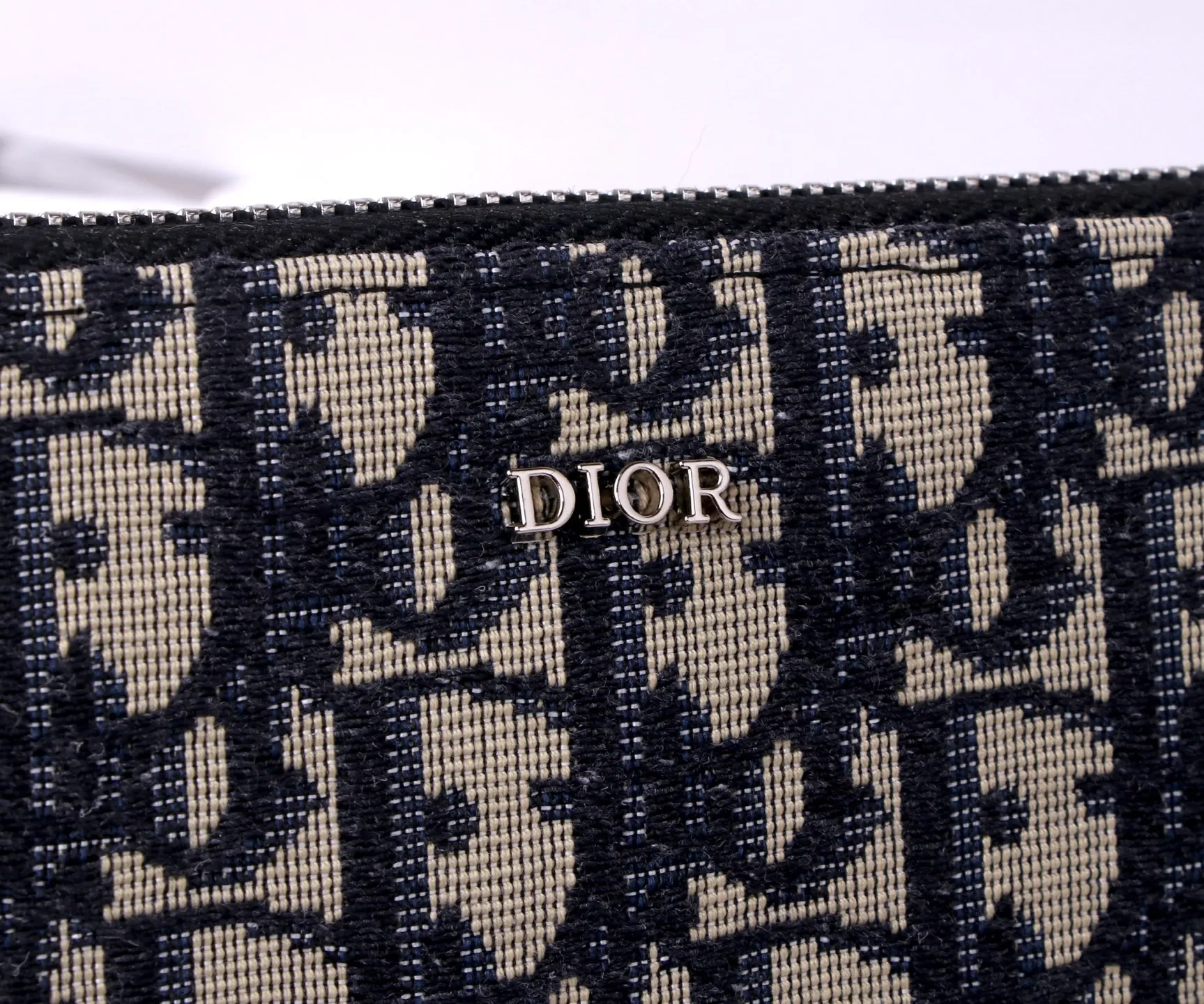 💰P170 Style number: 3302 Brand: Dior Color: Black Size: 19.5*10.5*3 Description: The latest model from Dior counter! Dior long zipper wallet💕💕💕Oblique print❤️ Decorated with "Dior" logo on the front, with first-grain cowhide, large capacity double compartments, 8 card slots plus easy storage 0198