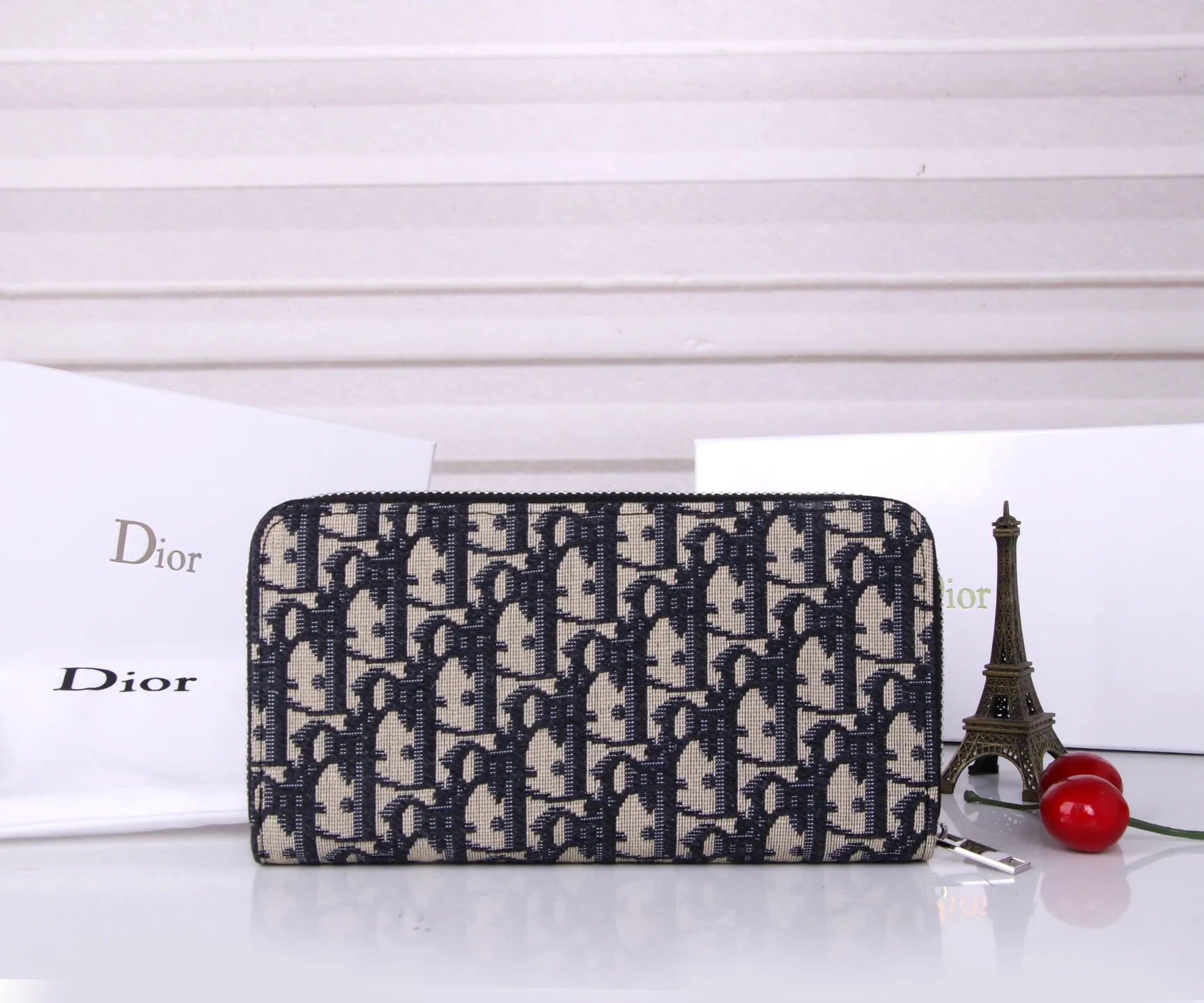💰P170 Style number: 3302 Brand: Dior Color: Black Size: 19.5*10.5*3 Description: The latest model from Dior counter! Dior long zipper wallet💕💕💕Oblique print❤️ Decorated with "Dior" logo on the front, with first-grain cowhide, large capacity double compartments, 8 card slots plus easy storage 0198