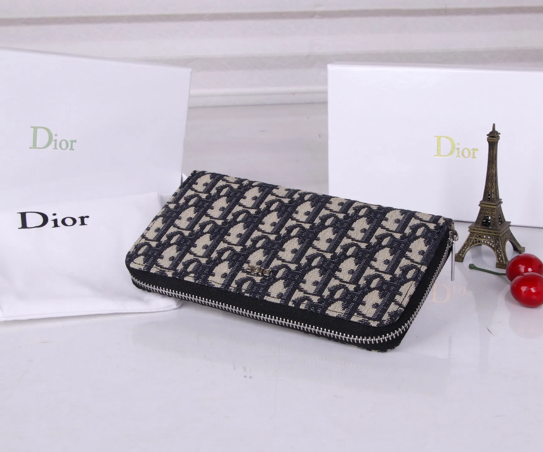 💰P170 Style number: 3302 Brand: Dior Color: Black Size: 19.5*10.5*3 Description: The latest model from Dior counter! Dior long zipper wallet💕💕💕Oblique print❤️ Decorated with "Dior" logo on the front, with first-grain cowhide, large capacity double compartments, 8 card slots plus easy storage 0198