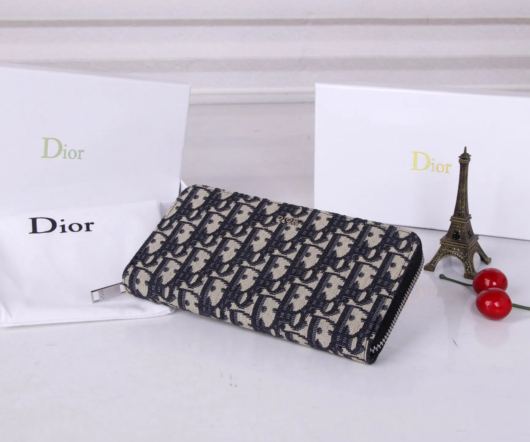 💰P170 Style number: 3302 Brand: Dior Color: Black Size: 19.5*10.5*3 Description: The latest model from Dior counter! Dior long zipper wallet💕💕💕Oblique print❤️ Decorated with "Dior" logo on the front, with first-grain cowhide, large capacity double compartments, 8 card slots plus easy storage 0198