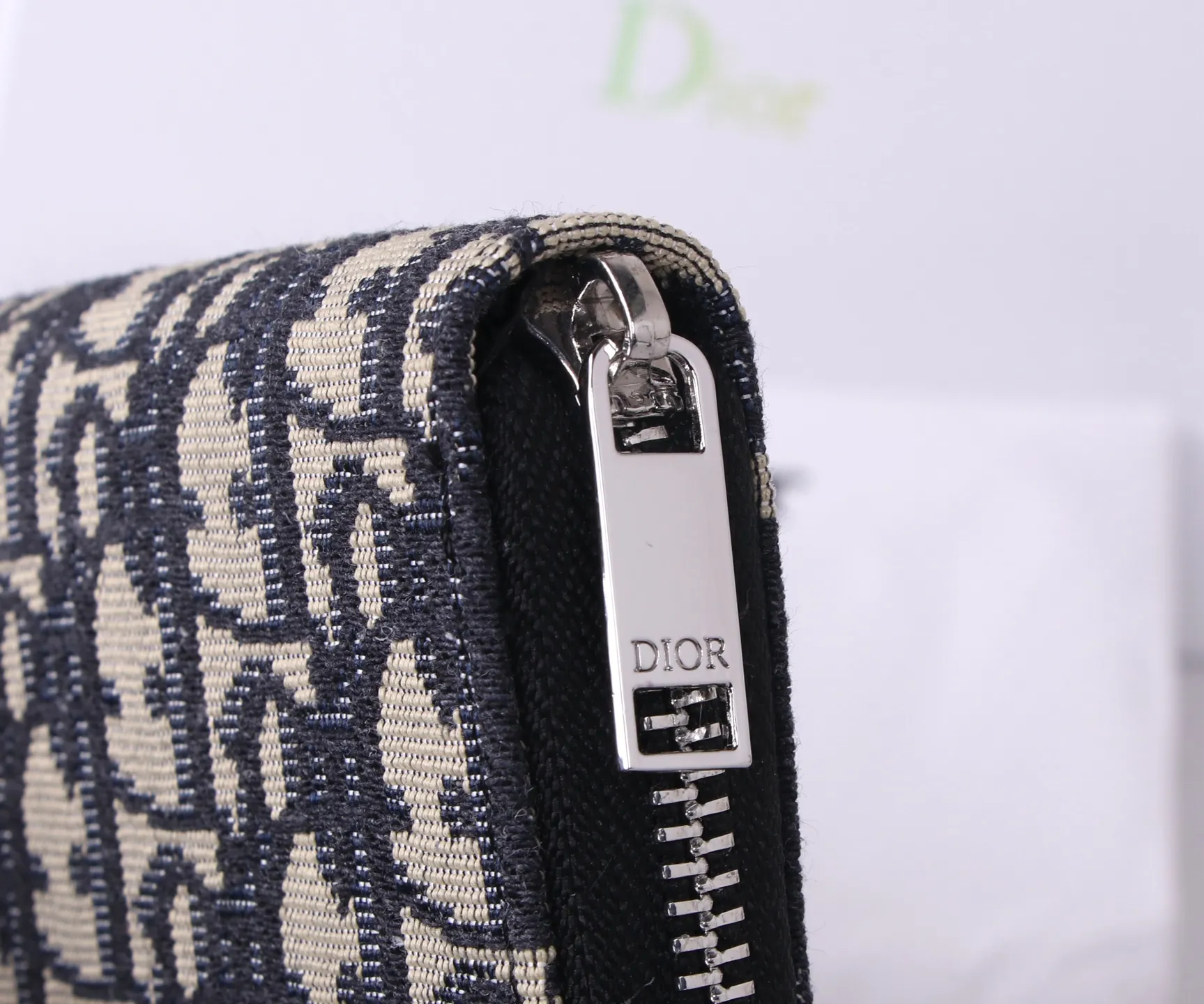 💰P170 Style number: 3302 Brand: Dior Color: Black Size: 19.5*10.5*3 Description: The latest model from Dior counter! Dior long zipper wallet💕💕💕Oblique print❤️ Decorated with "Dior" logo on the front, with first-grain cowhide, large capacity double compartments, 8 card slots plus easy storage 0198