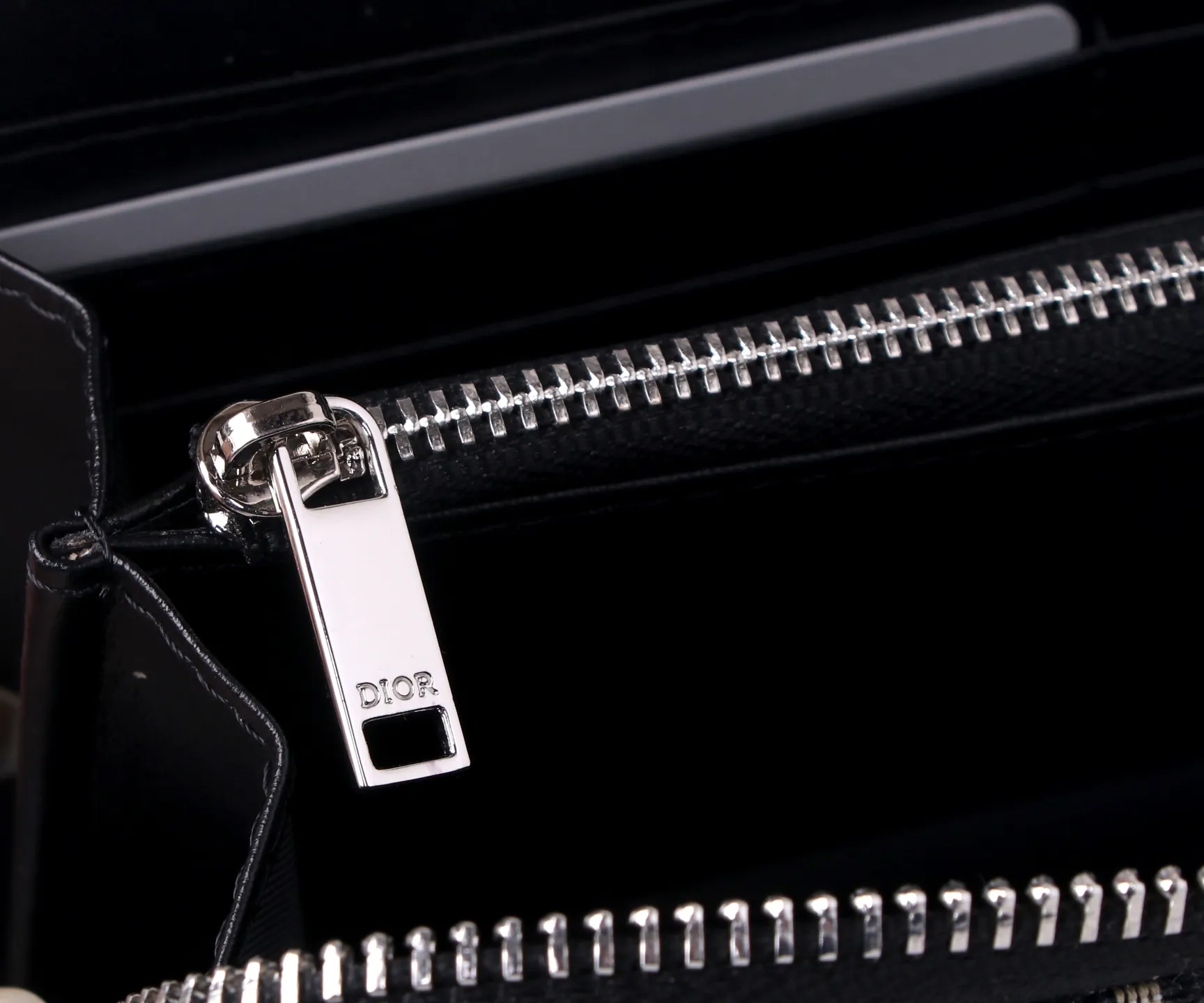 💰P170 Style number: 3302 Brand: Dior Color: Black Size: 19.5*10.5*3 Description: The latest model from Dior counter! Dior long zipper wallet💕💕💕Oblique print❤️ Decorated with "Dior" logo on the front, with first-grain cowhide, large capacity double compartments, 8 card slots plus easy storage 0198