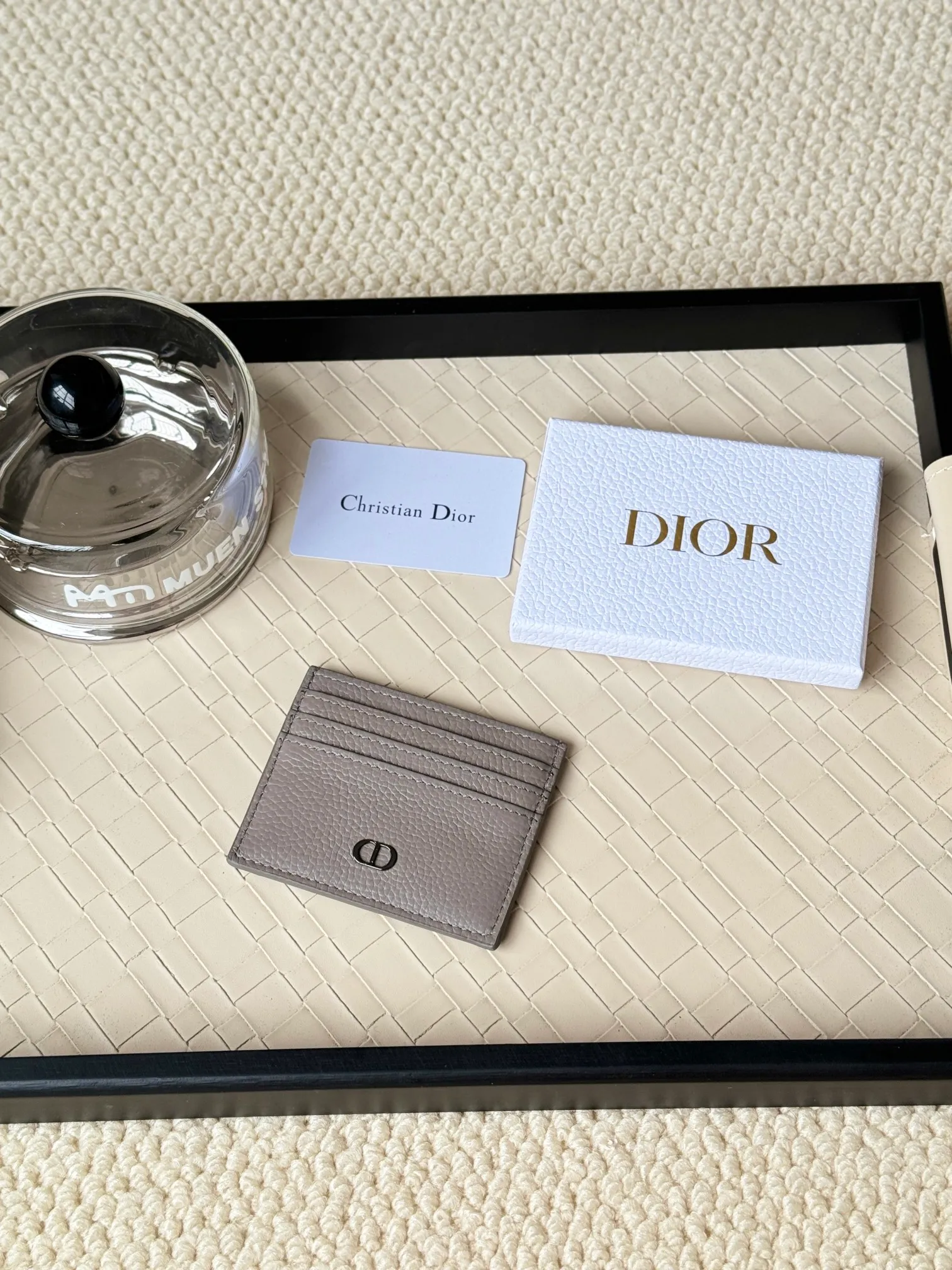 💰110 This Dior card holder is elegant and exquisite😍 and is carefully made of cowhide [strong]. There are 3 card slots on each side and 1 card slot on the top, which is exquisite and exquisite in shape. Style number: CH135 Size: 10*8cm