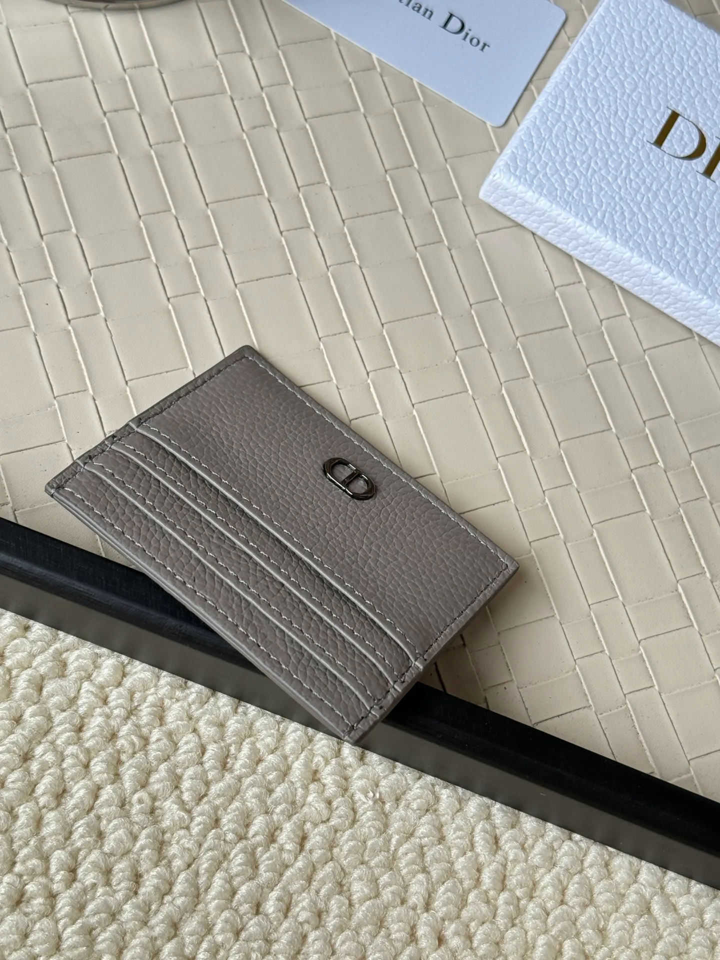 💰110 This Dior card holder is elegant and exquisite😍 and is carefully made of cowhide [strong]. There are 3 card slots on each side and 1 card slot on the top, which is exquisite and exquisite in shape. Style number: CH135 Size: 10*8cm