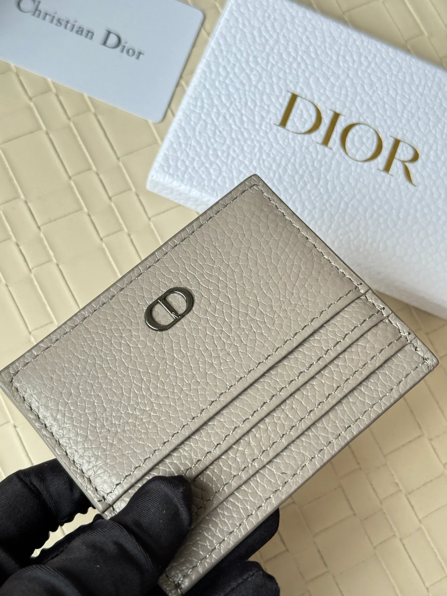 💰110 This Dior card holder is elegant and exquisite😍 and is carefully made of cowhide [strong]. There are 3 card slots on each side and 1 card slot on the top, which is exquisite and exquisite in shape. Style number: CH135 Size: 10*8cm