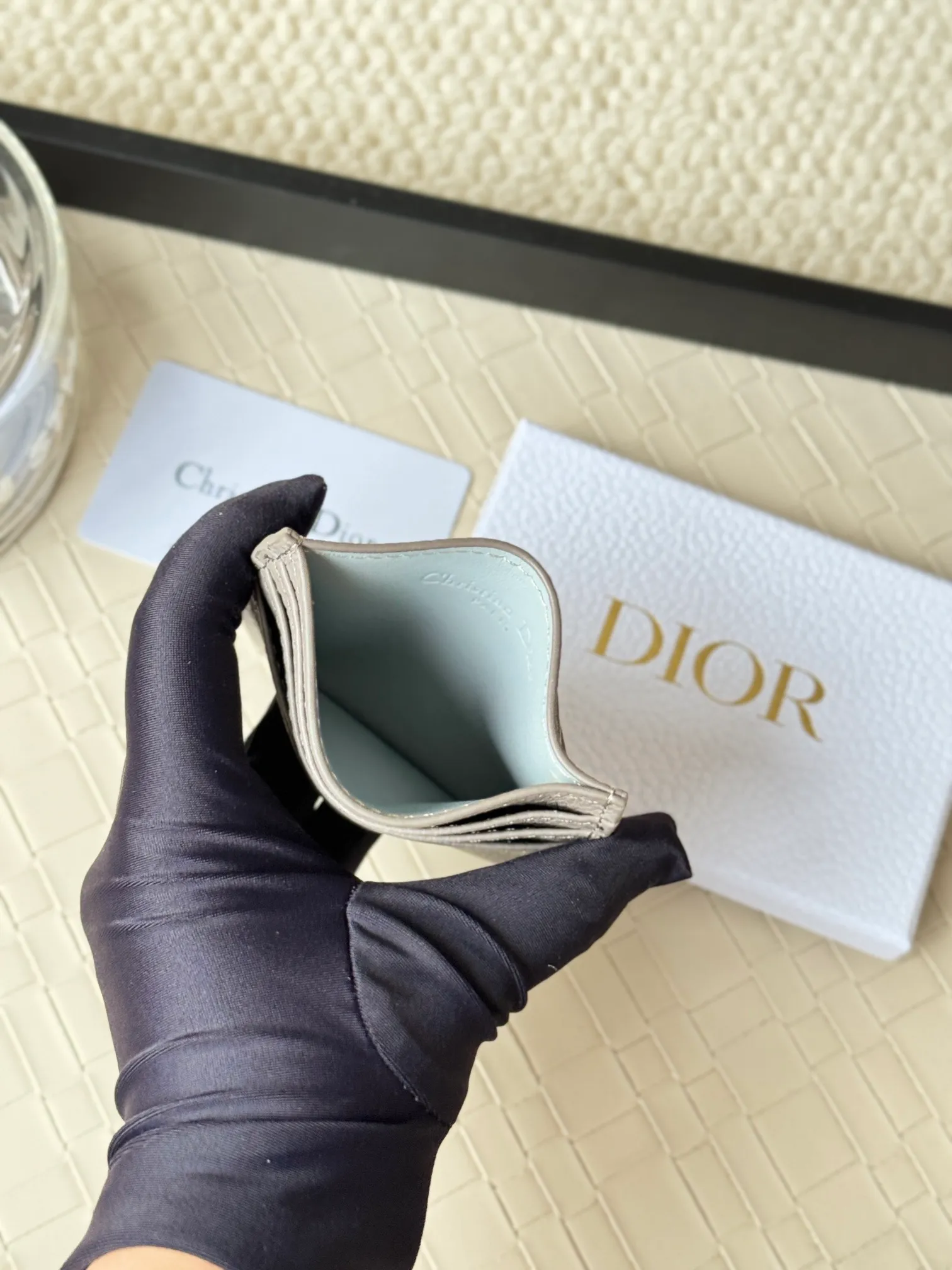 💰110 This Dior card holder is elegant and exquisite😍 and is carefully made of cowhide [strong]. There are 3 card slots on each side and 1 card slot on the top, which is exquisite and exquisite in shape. Style number: CH135 Size: 10*8cm
