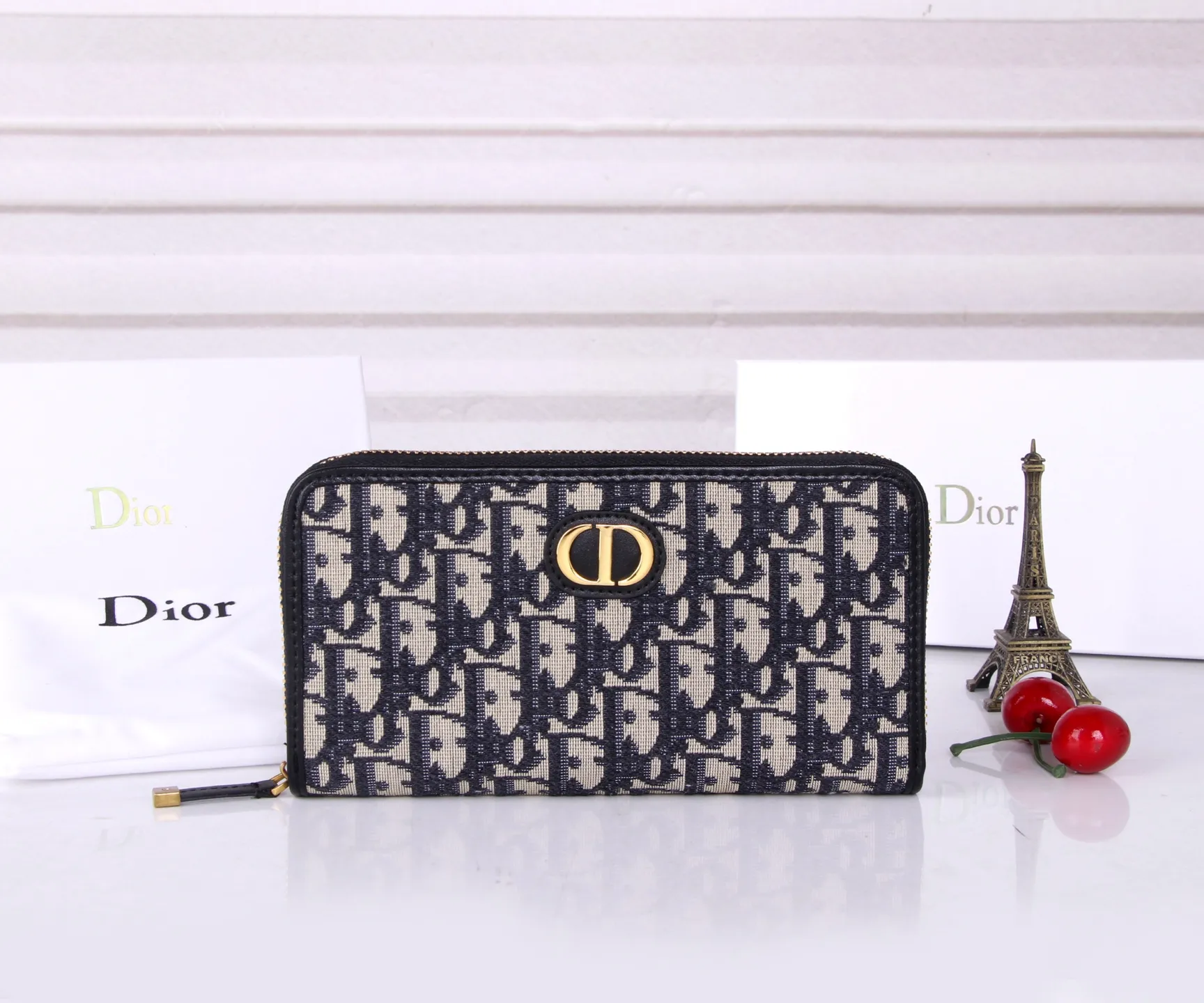 💰P170 Style number: D3032 Brand: Dior Color: Black Size: 19.5*10.5*3 Description: The latest model from Dior counter! Dior long zipper wallet💕💕💕Oblique print❤️ Decorated with "CD" logo on the front, with first-layer cowhide, large capacity double compartments, 8 card slots plus easy storage 0936