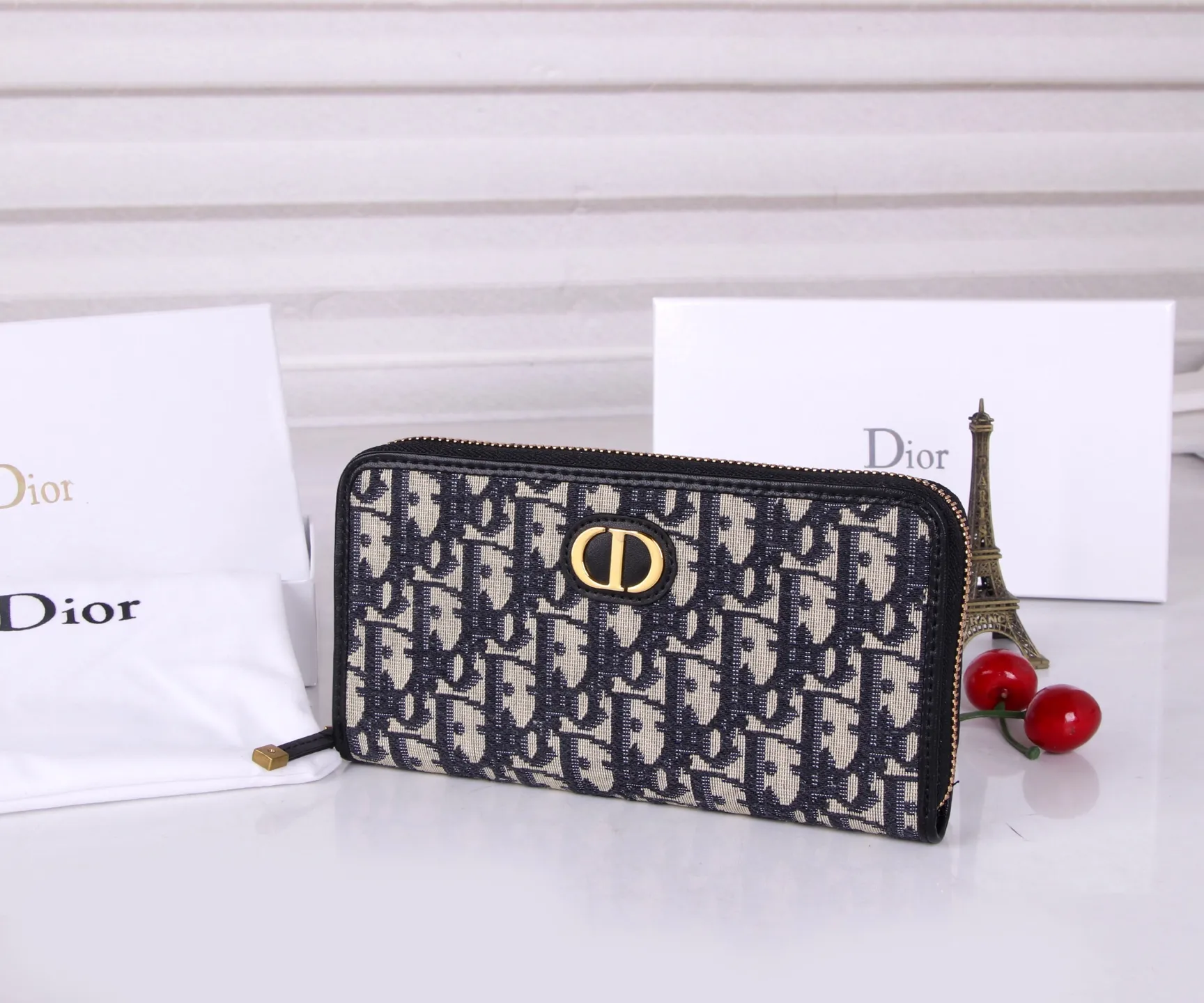 💰P170 Style number: D3032 Brand: Dior Color: Black Size: 19.5*10.5*3 Description: The latest model from Dior counter! Dior long zipper wallet💕💕💕Oblique print❤️ Decorated with "CD" logo on the front, with first-layer cowhide, large capacity double compartments, 8 card slots plus easy storage 0936