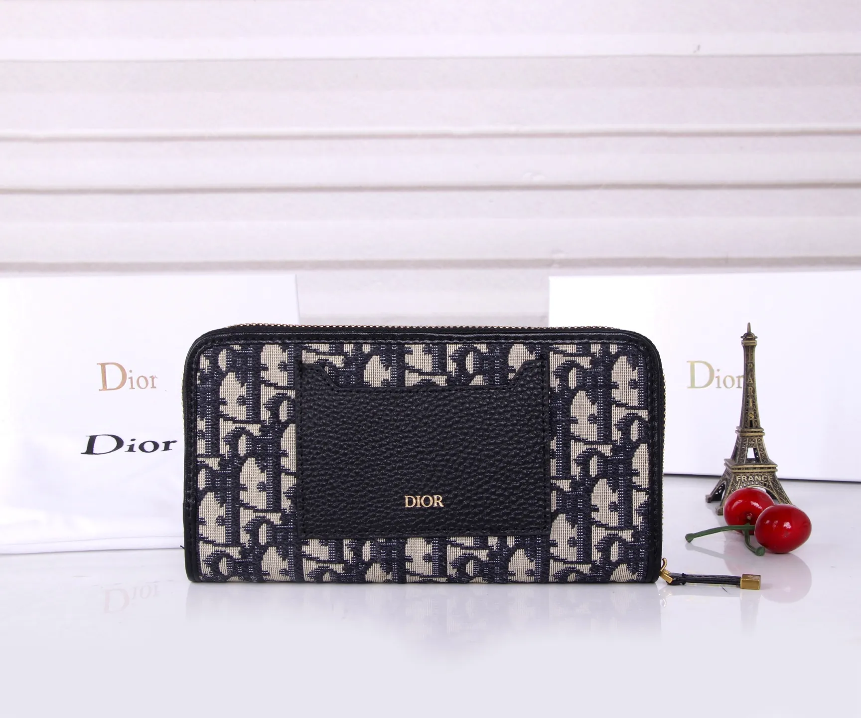 💰P170 Style number: D3032 Brand: Dior Color: Black Size: 19.5*10.5*3 Description: The latest model from Dior counter! Dior long zipper wallet💕💕💕Oblique print❤️ Decorated with "CD" logo on the front, with first-layer cowhide, large capacity double compartments, 8 card slots plus easy storage 0936
