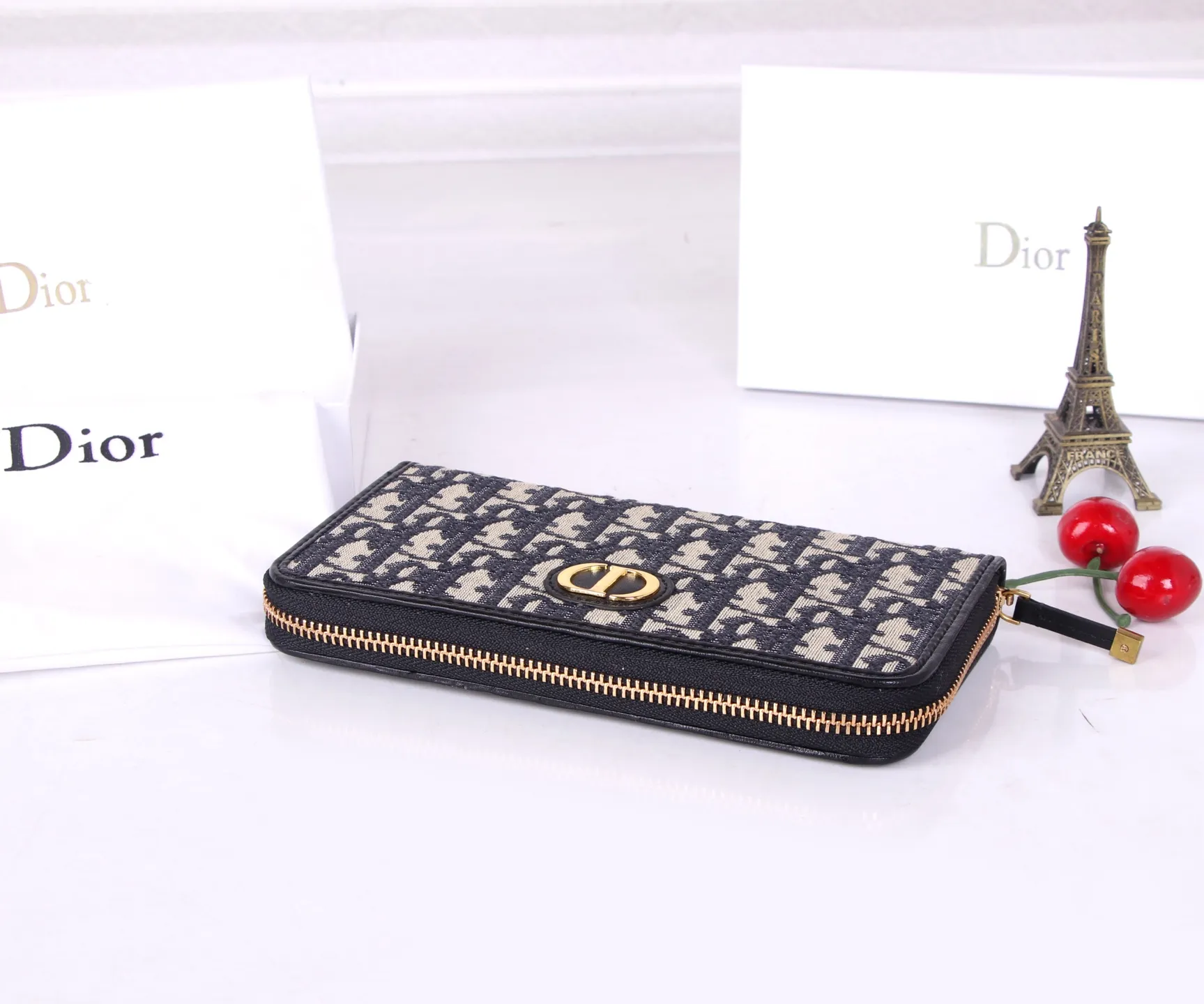 💰P170 Style number: D3032 Brand: Dior Color: Black Size: 19.5*10.5*3 Description: The latest model from Dior counter! Dior long zipper wallet💕💕💕Oblique print❤️ Decorated with "CD" logo on the front, with first-layer cowhide, large capacity double compartments, 8 card slots plus easy storage 0936