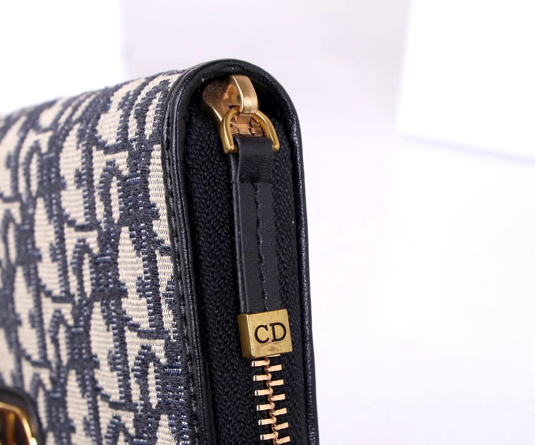 💰P170 Style number: D3032 Brand: Dior Color: Black Size: 19.5*10.5*3 Description: The latest model from Dior counter! Dior long zipper wallet💕💕💕Oblique print❤️ Decorated with "CD" logo on the front, with first-layer cowhide, large capacity double compartments, 8 card slots plus easy storage 0936
