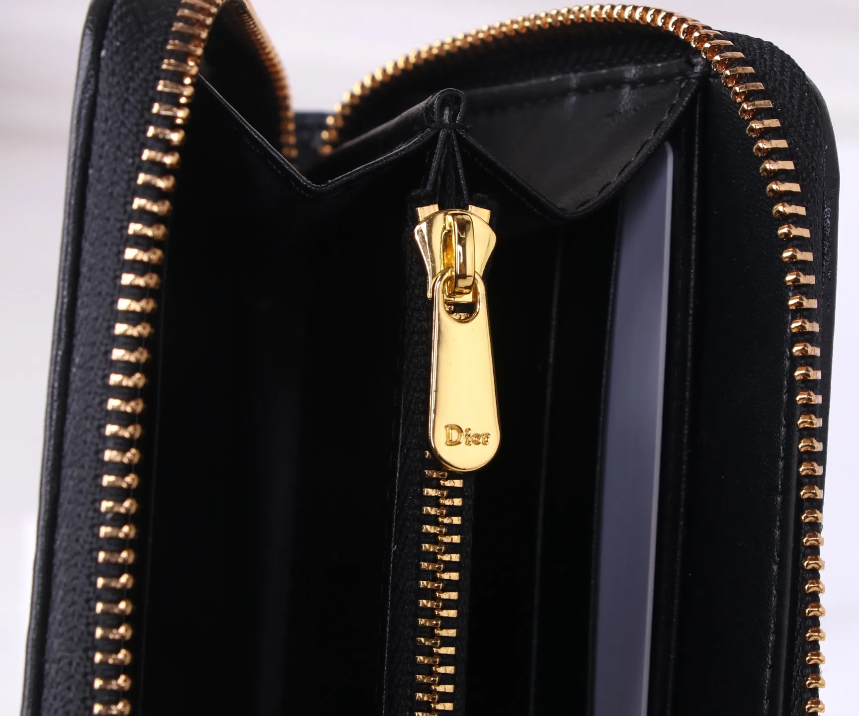 💰P170 Style number: D3032 Brand: Dior Color: Black Size: 19.5*10.5*3 Description: The latest model from Dior counter! Dior long zipper wallet💕💕💕Oblique print❤️ Decorated with "CD" logo on the front, with first-layer cowhide, large capacity double compartments, 8 card slots plus easy storage 0936