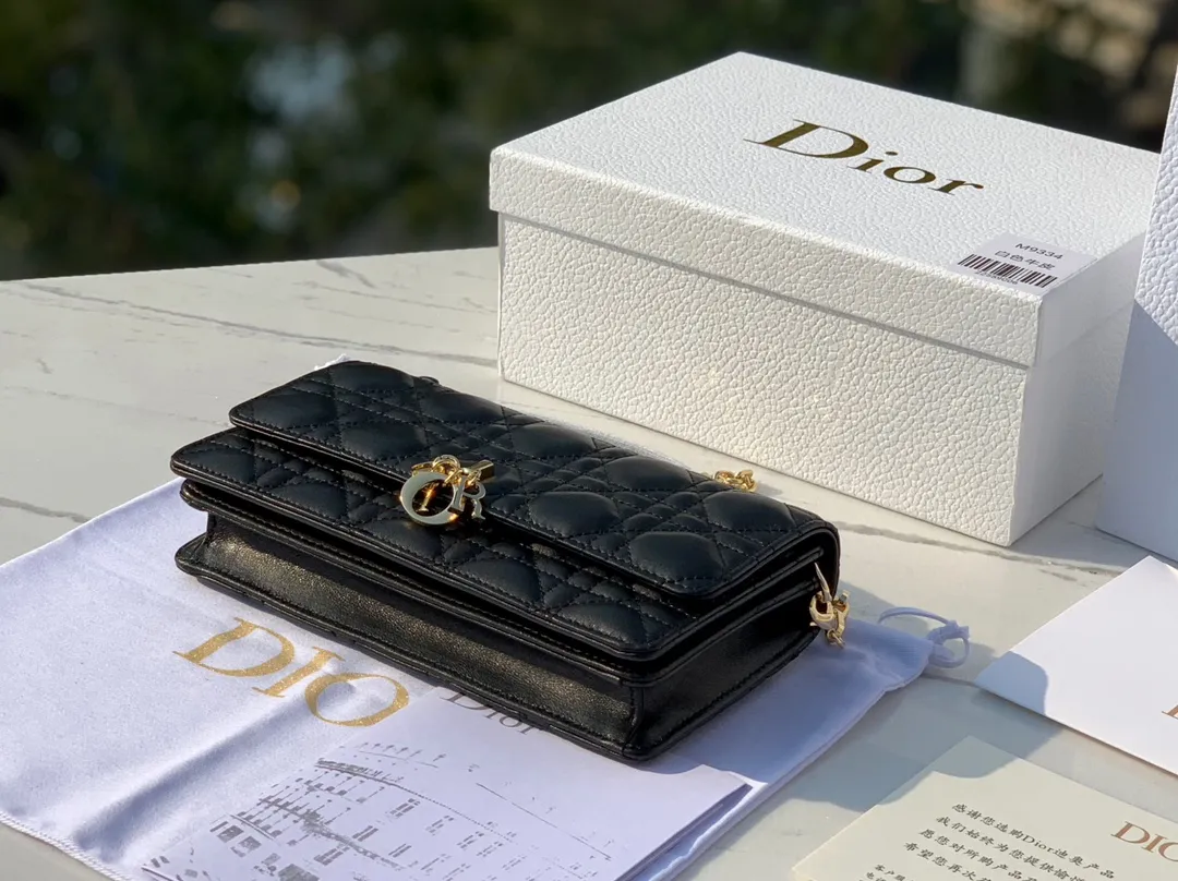 Top upgraded version 💰1760 Size 21✖️11.5✖️4.5cm Lady Dior's new early spring clutch bag is very popular all over the country. Currently, it takes 2-3 months to order over the counter. The soft lambskin material imported by the Hong Kong trading company is soft and delicate. The pearl-embellished chain is more exquisite. The real thing is so beautiful. 🉑️Hand-held or cross-body, multiple carrying methods, elegant temperament.