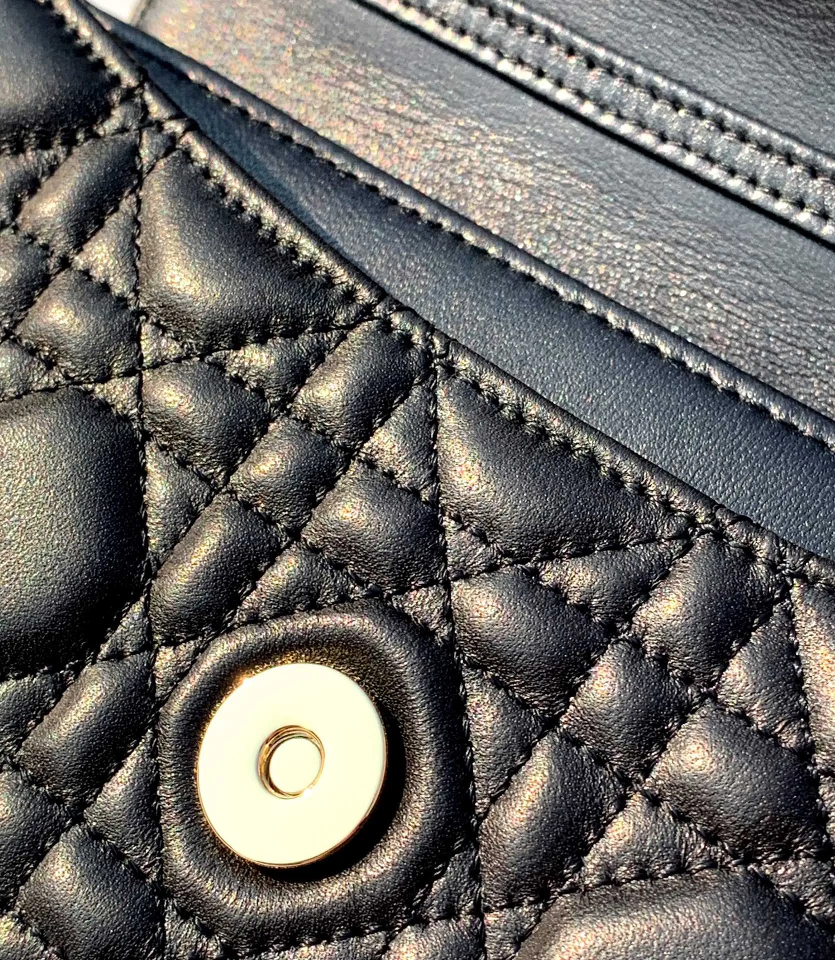 Top upgraded version 💰1760 Size 21✖️11.5✖️4.5cm Lady Dior's new early spring clutch bag is very popular all over the country. Currently, it takes 2-3 months to order over the counter. The soft lambskin material imported by the Hong Kong trading company is soft and delicate. The pearl-embellished chain is more exquisite. The real thing is so beautiful. 🉑️Hand-held or cross-body, multiple carrying methods, elegant temperament.