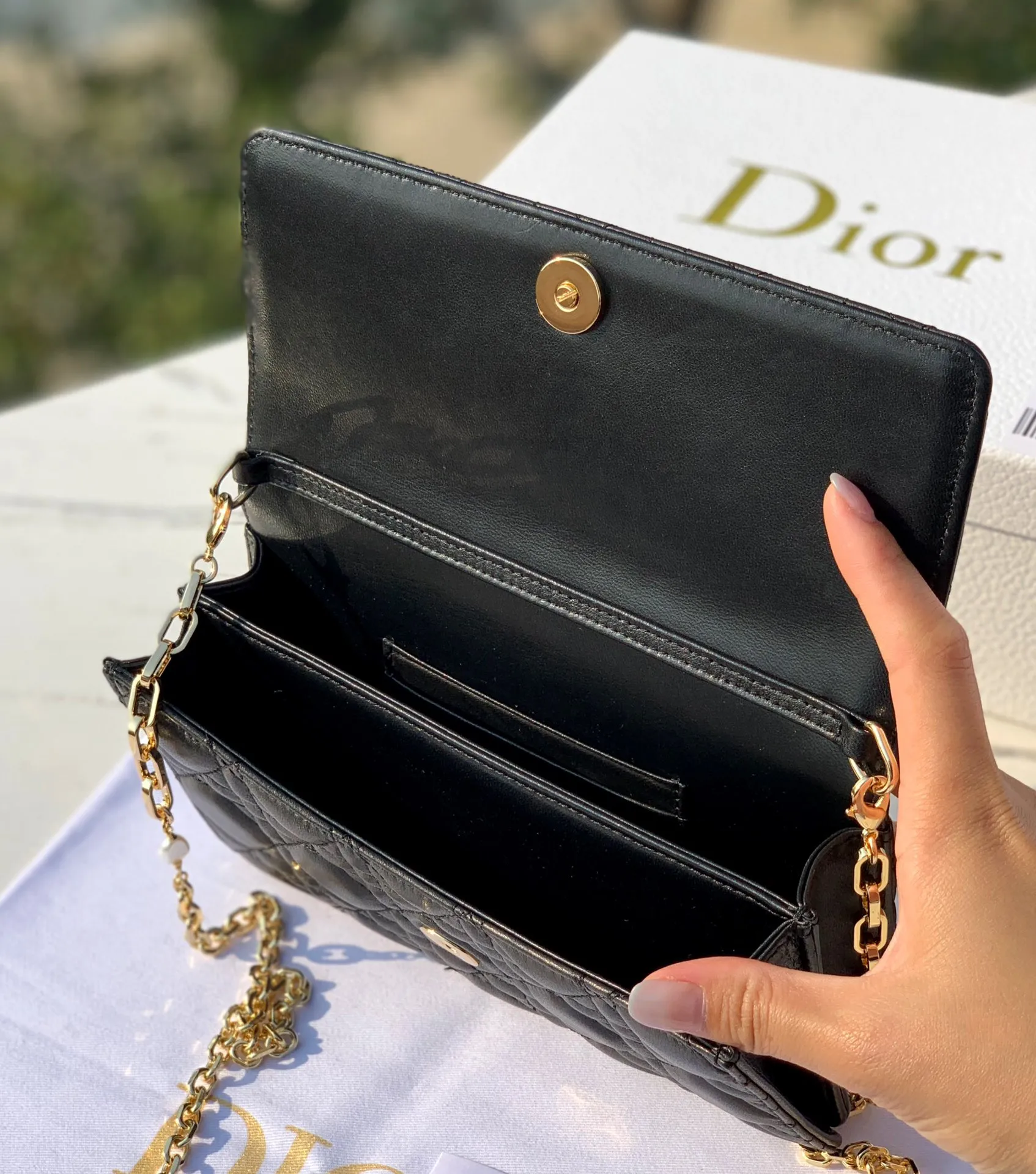Top upgraded version 💰1760 Size 21✖️11.5✖️4.5cm Lady Dior's new early spring clutch bag is very popular all over the country. Currently, it takes 2-3 months to order over the counter. The soft lambskin material imported by the Hong Kong trading company is soft and delicate. The pearl-embellished chain is more exquisite. The real thing is so beautiful. 🉑️Hand-held or cross-body, multiple carrying methods, elegant temperament.