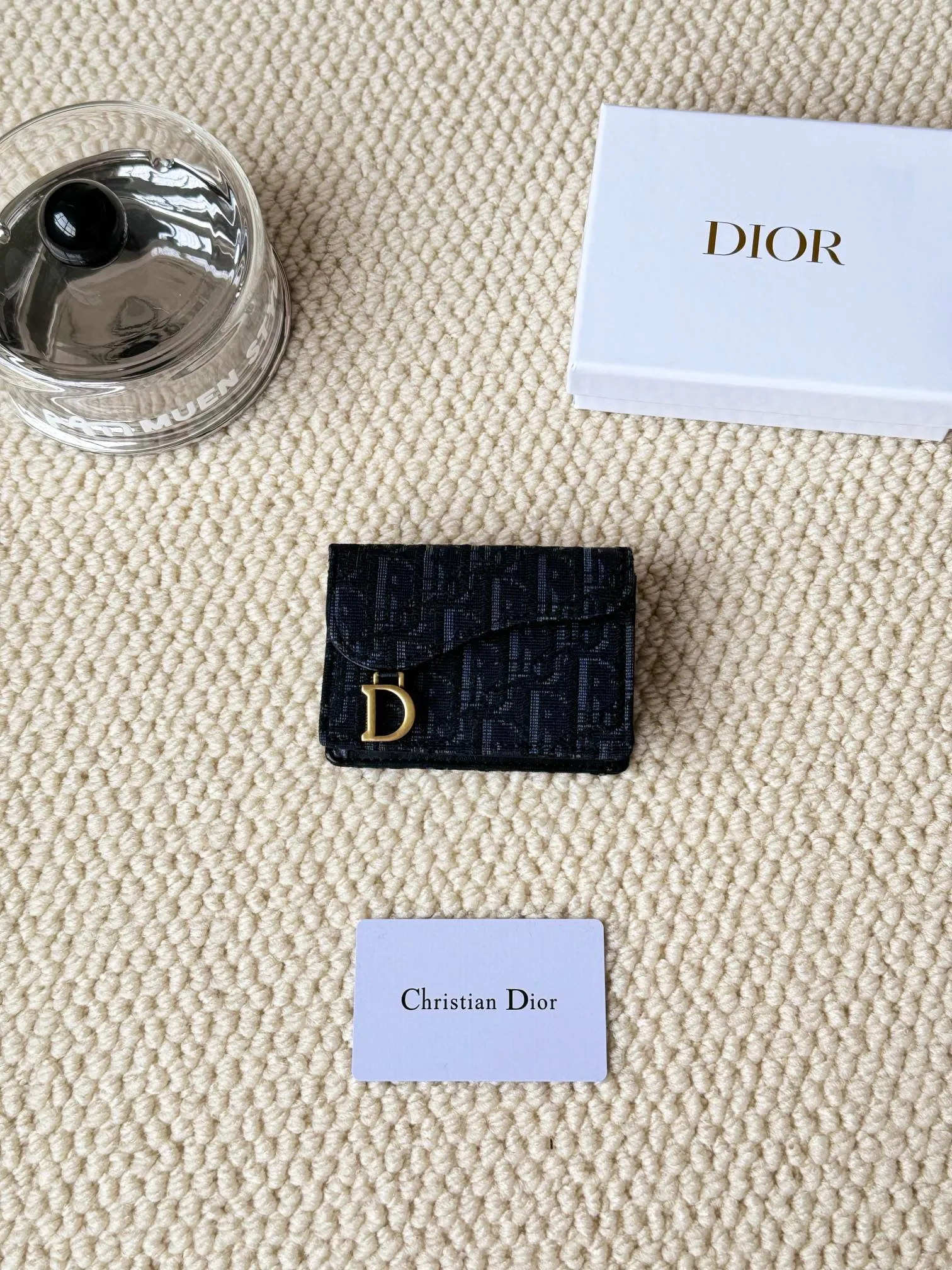 💰120 dior classic new saddle card holder is now available! It’s a small one and can hold a dozen cards and a few cash, which is enough for today’s people! The retro classic Oblique print, paired with exquisite hot stamping accessories "D" lettering, adds a modern style to the whole, with a retro feel and a full sense of fashion... Style number 5611, size: 10.5x7cm